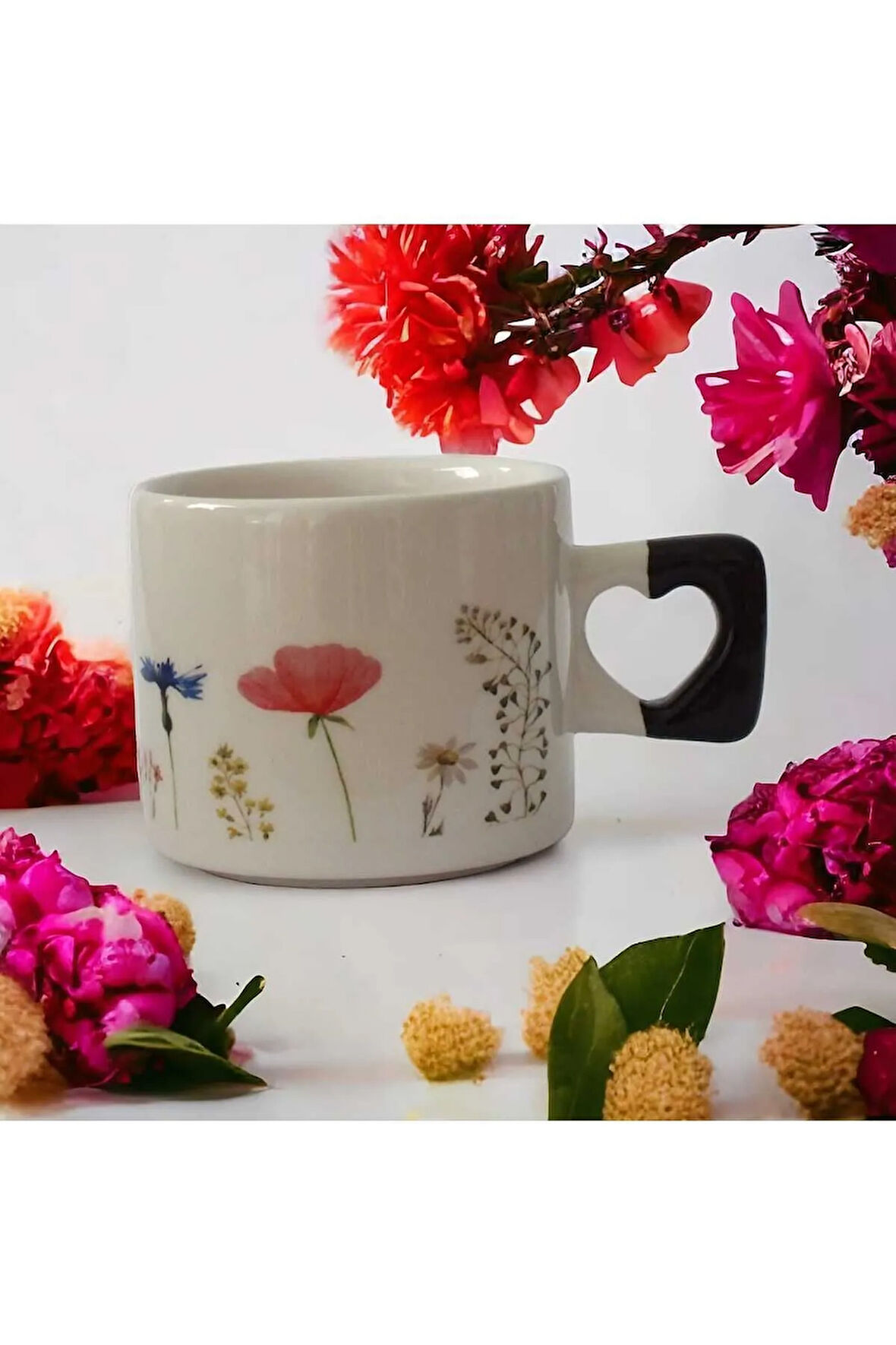 Zarif Çiçekler Baskılı El Yapımı Doğal Seramik Siyah Kalp Kupa Bardak / Mug - Çay & Kahve Fincanı