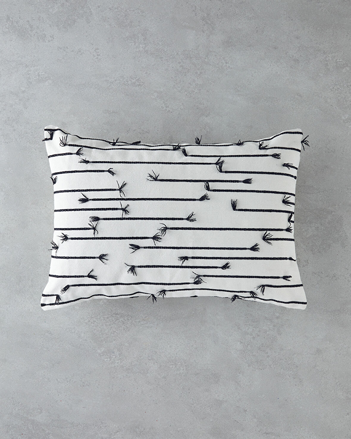 Fringe Jakarlı Dekoratif Kırlent 35x50 cm Ekru-Siyah