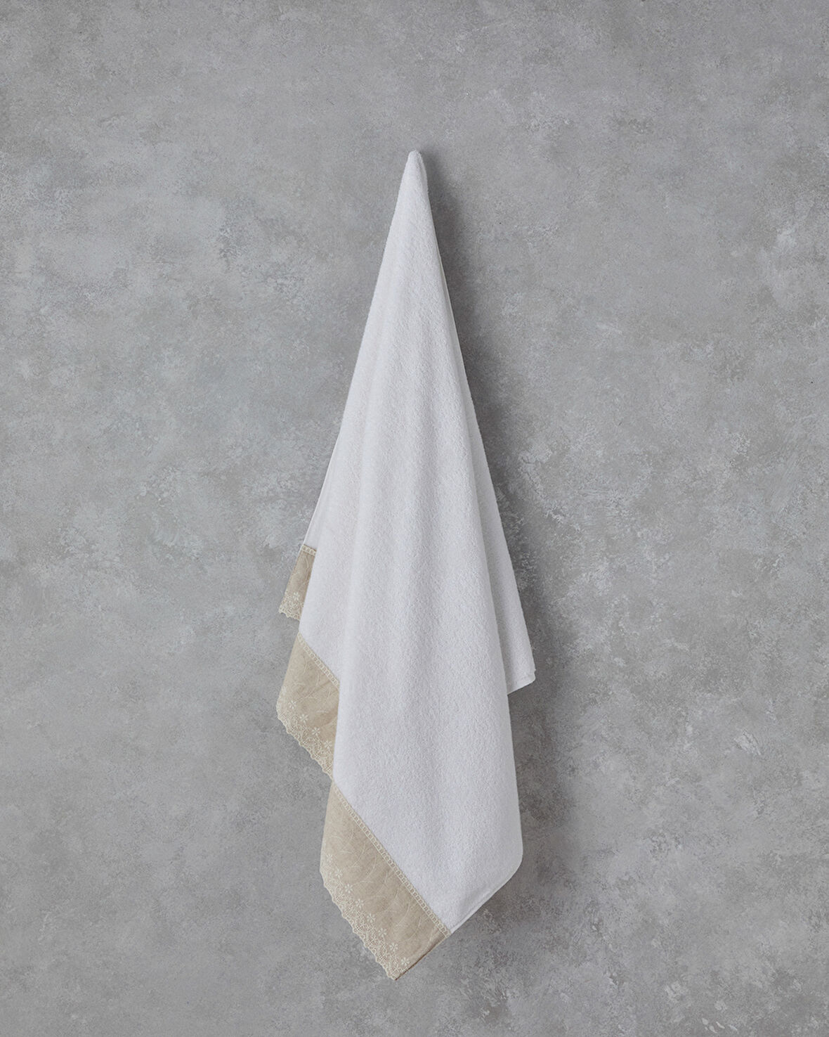 Linda Pamuklu Nakışlı Banyo Havlusu 90x150 cm Beyaz