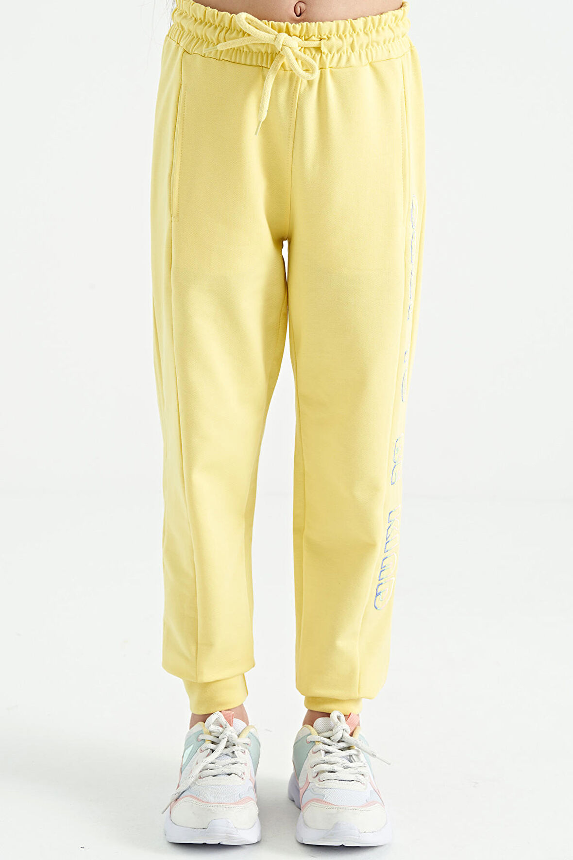 Limon Yan Yazı Nakışlı Bağcıklı Standart Kalıp Jogger Kız Çocuk Eşofman Alt - 75123 | 8-9 Yaş