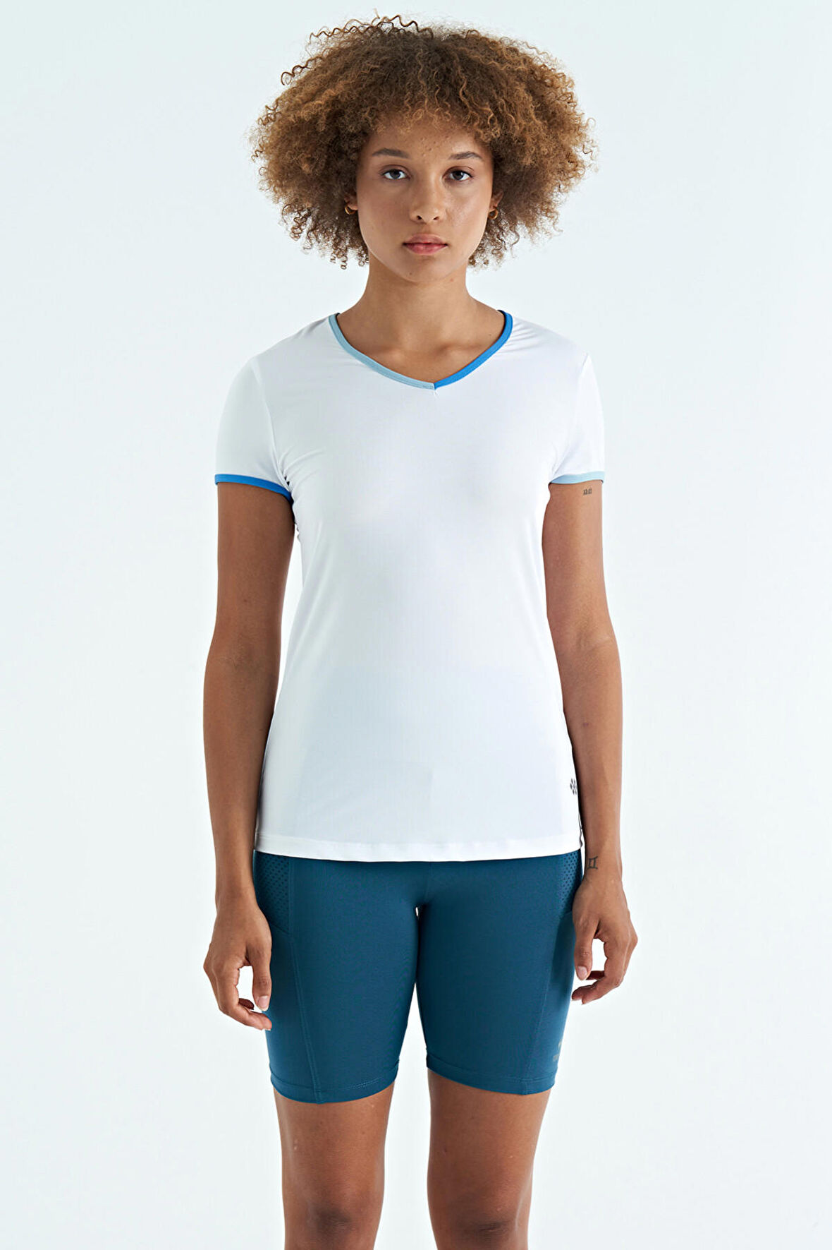 Beyaz V Yaka Standart Kalıp Kısa Kol Kadın Spor T-Shirt - 97268 | M