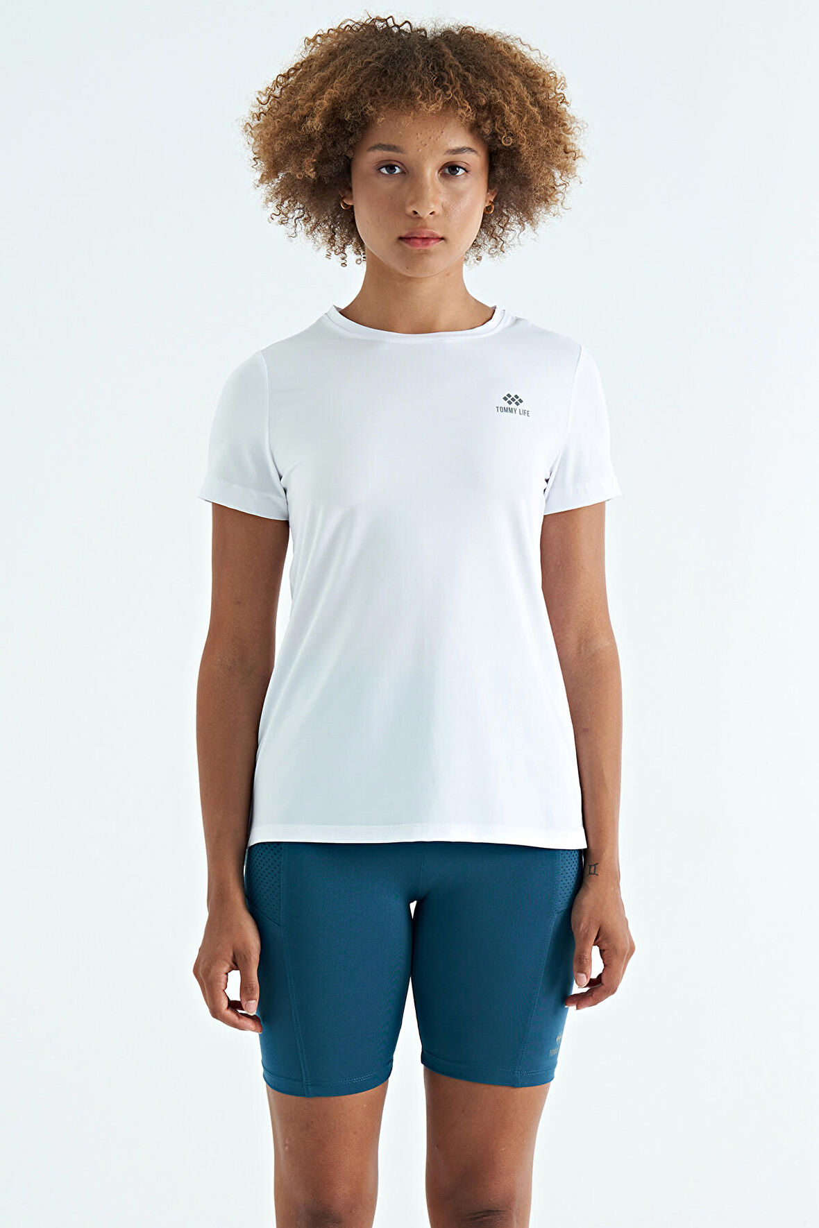 Beyaz Sırt Yırtmaç Detaylı O Yaka Kısa Kollu Standart Kalıp Kadın T-Shirt - 97267 | M