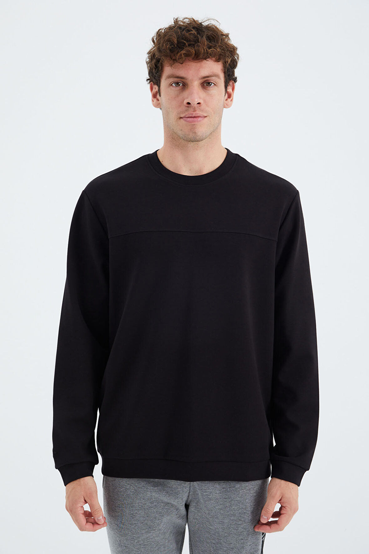 Siyah O Yaka Ön Dikiş Detaylı Basic Rahat Kalıp Erkek Sweatshirt - 88270 | S