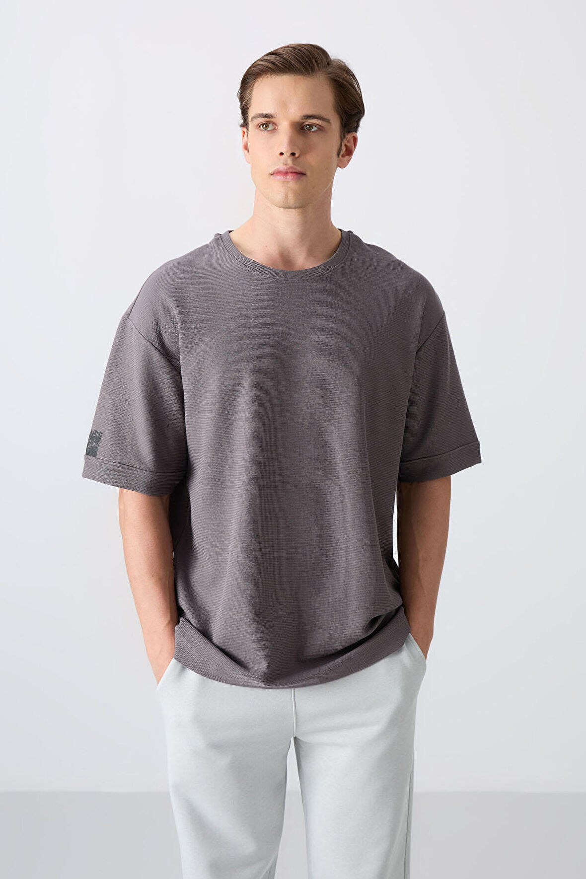 Koyu Gri Pamuklu Kalın Yüzeyi Dokulu Oversize Fit Basic Erkek T-Shirt - 88339 | S