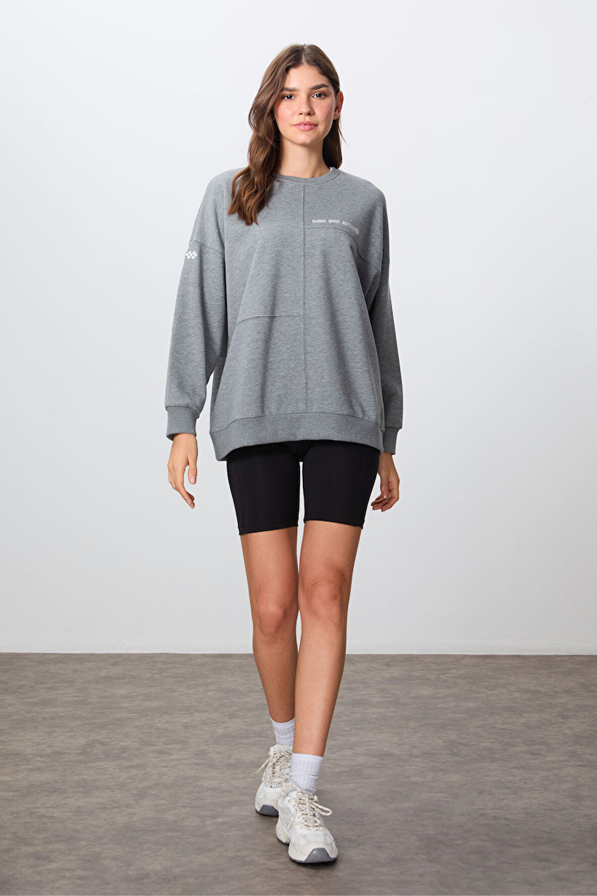 Gri Melanj Kompakt Pamuklu Kalın Pürüzsüz Dokulu O Yaka Oversize Fit Kadın Sweatshirt - 97288