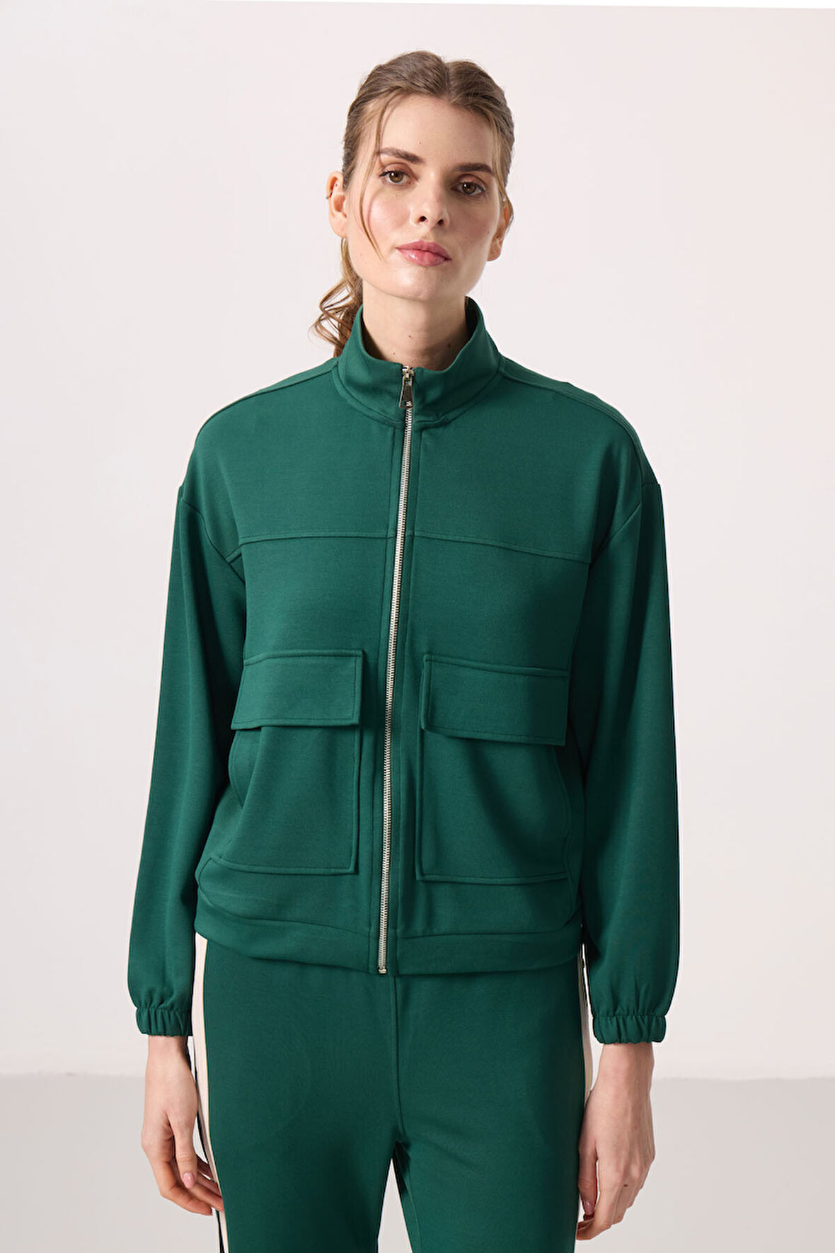 Yeşil Yumuşak Dokulu Dik Yaka Oversize Kargo Cepli Kadın Crop Top Sweatshirt - 97301