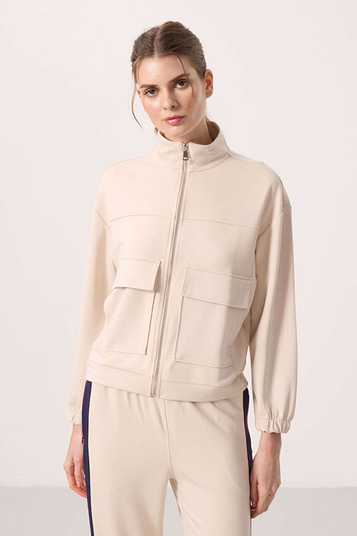 Bej Yumuşak Dokulu Dik Yaka Oversize Kargo Cepli Kadın Crop Top Sweatshirt - 97301