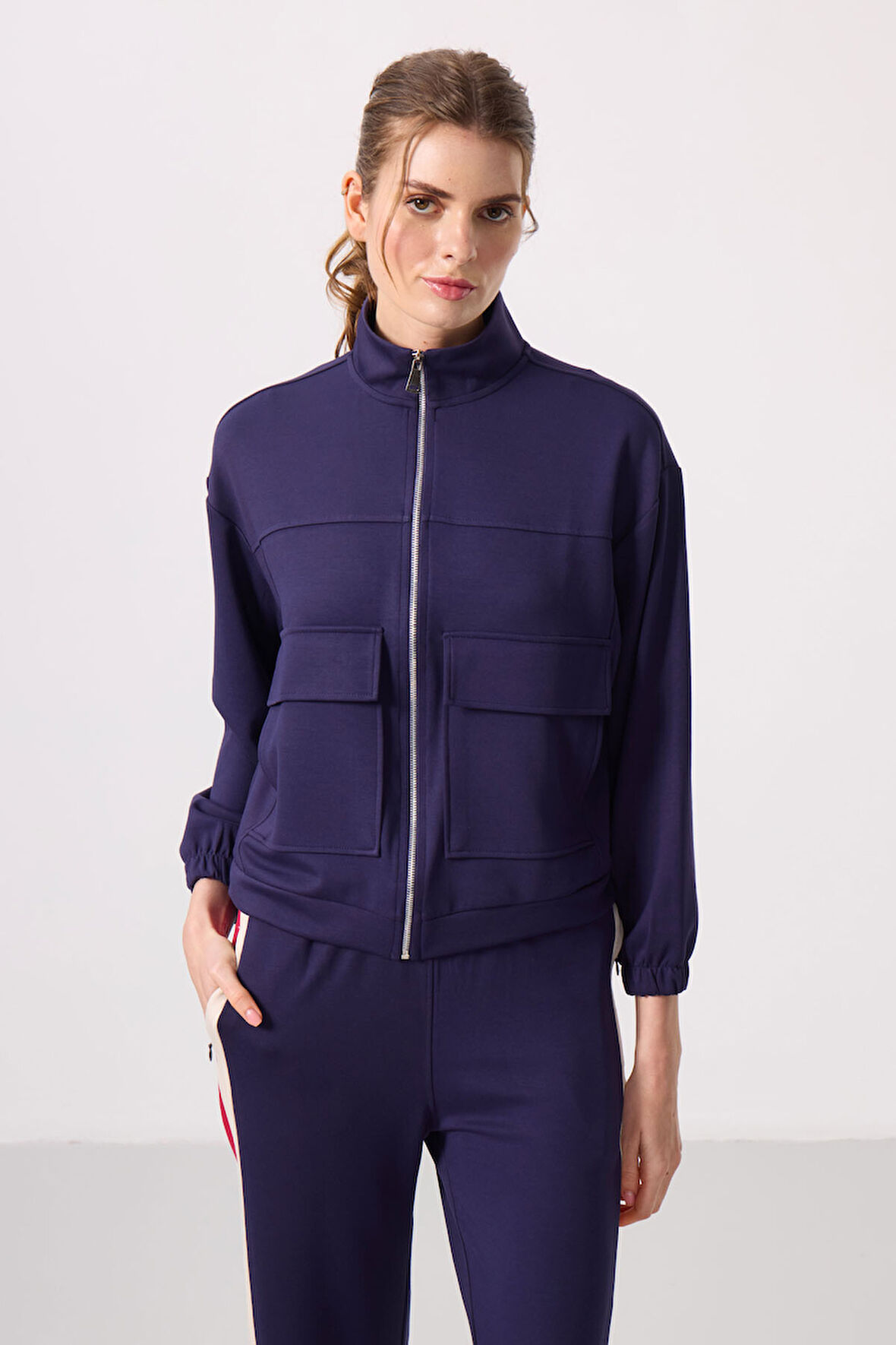 Koyu Mor Yumuşak Dokulu Dik Yaka Oversize Kargo Cepli Kadın Crop Top Sweatshirt - 97301