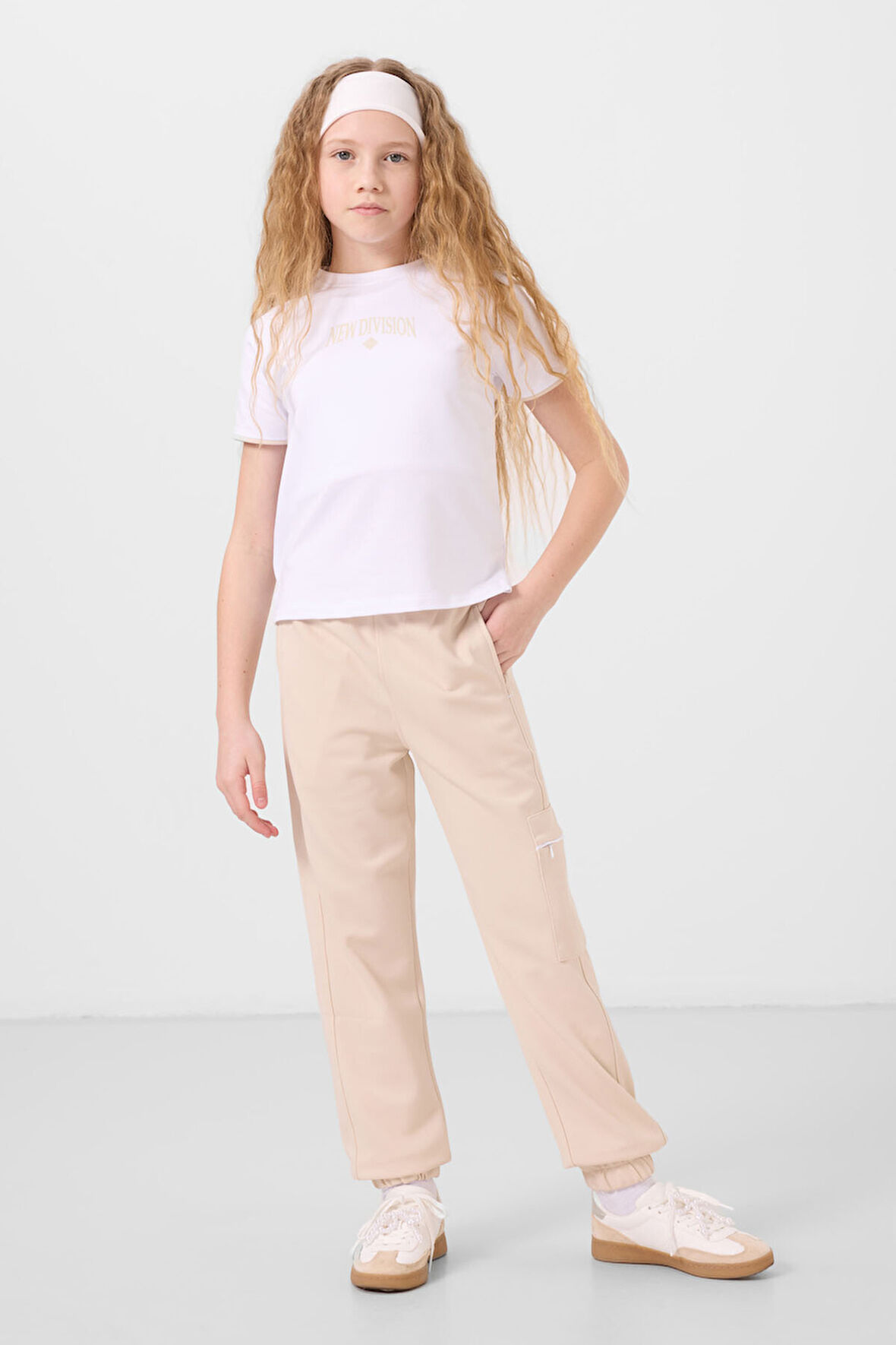 Beyaz-Bej O Yaka Baskılı Lastik Paça Kargo Cepli Kız Çocuk Eşofman Takım - 75173