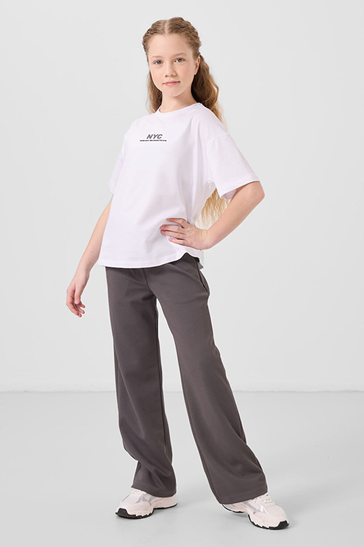 Beyaz-Koyu Gri O Yaka Baskılı Geniş Paça Standart Fit Kız Çocuk Palazzo Eşofman Takım - 75171