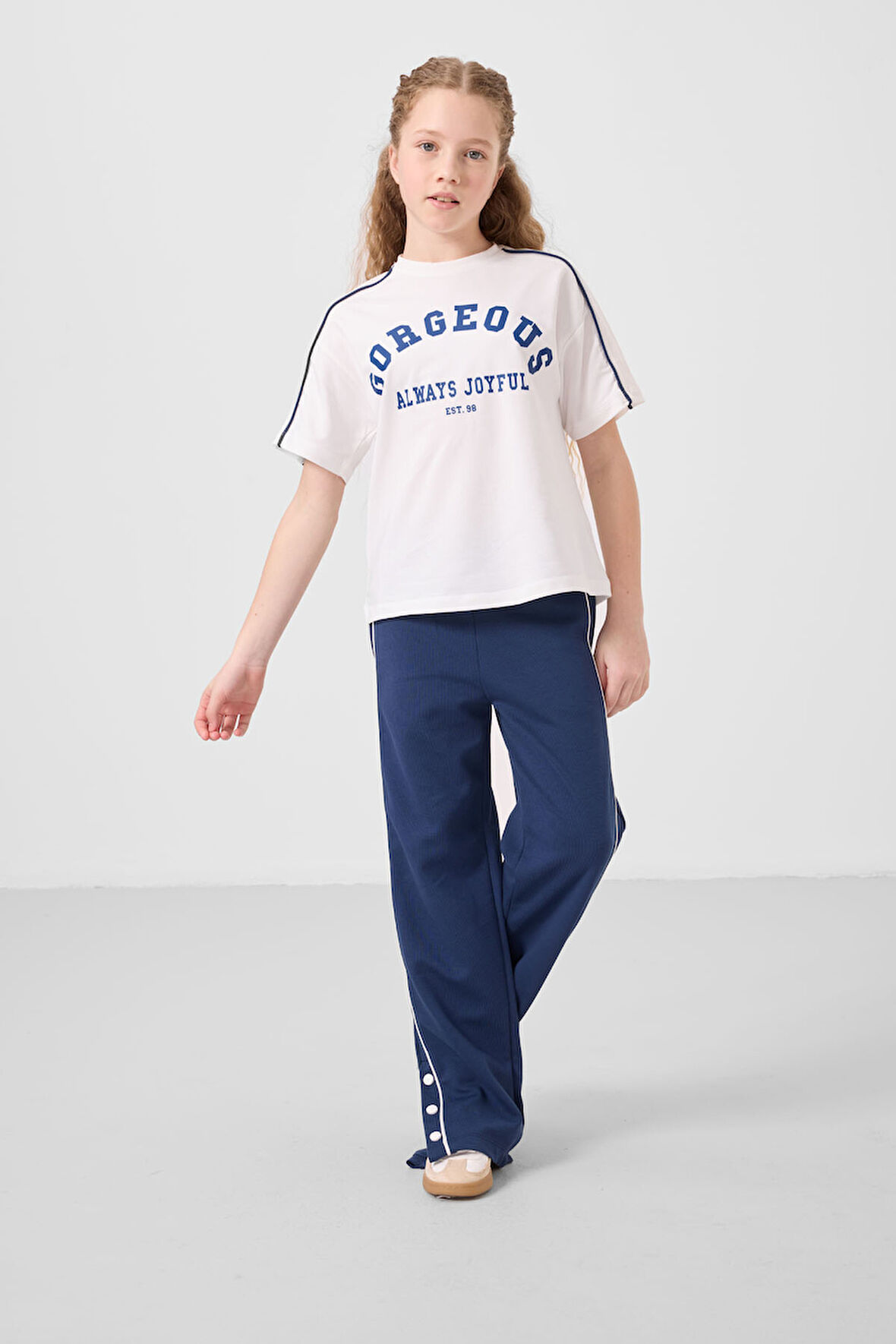 Ekru-Parlament O Yaka Baskılı Geniş Paça Çıt Çıt Detaylı Kız Çocuk Palazzo Eşofman Takım - 75172