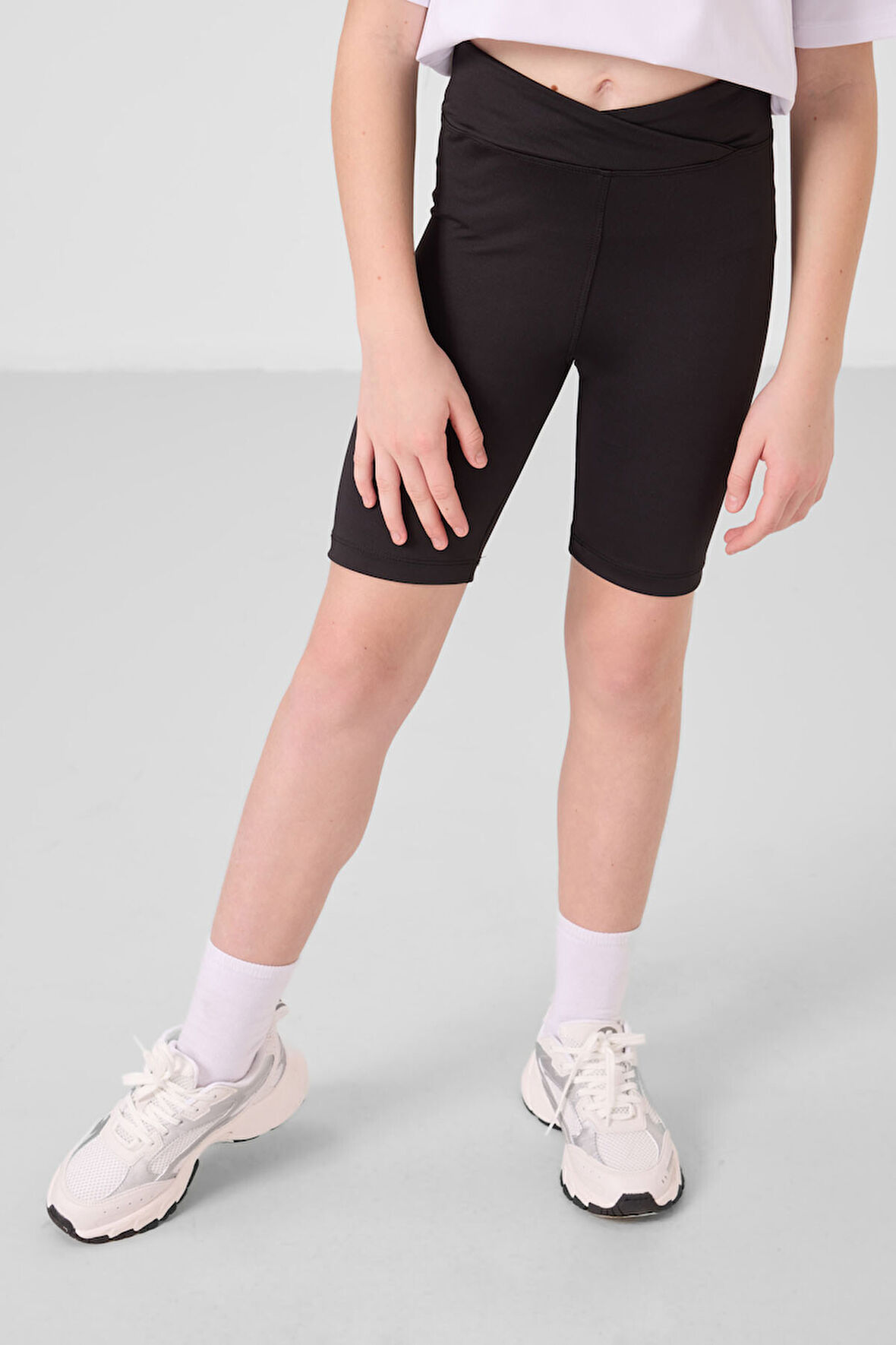 Beyaz-Siyah V Yaka Kemer Detaylı Standart Fit Performans Kız Çocuk Tayt Takım - 75187