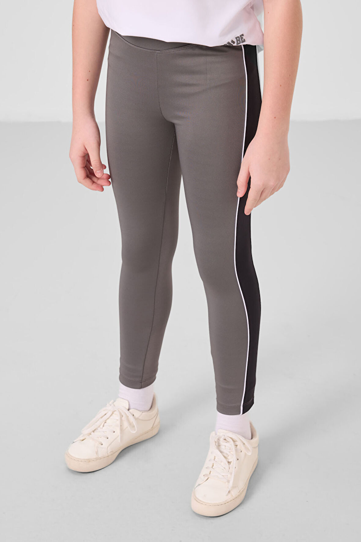 Beyaz-Koyu Gri O Yaka Yan Şerit Detaylı Standart Fit Performans Kız Çocuk Tayt Takım - 75191