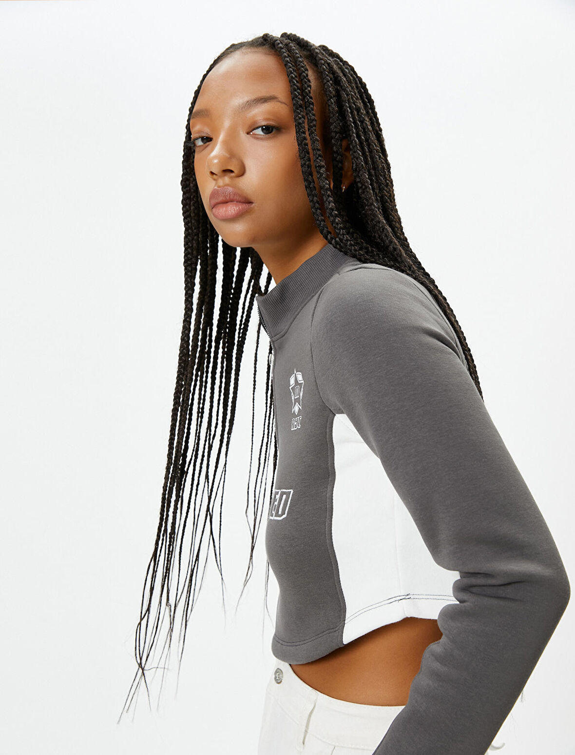 Yarım Fermuarlı Crop Sweatshirt Dik Yaka Renk Bloklu Baskılı Dar Kalıp