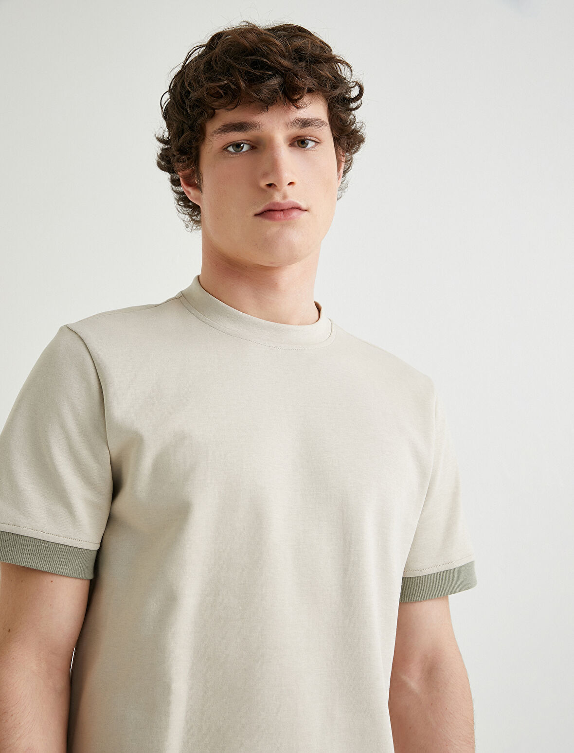 Bisiklet Yaka Tişört Kumaş Detaylı Kısa Kollu