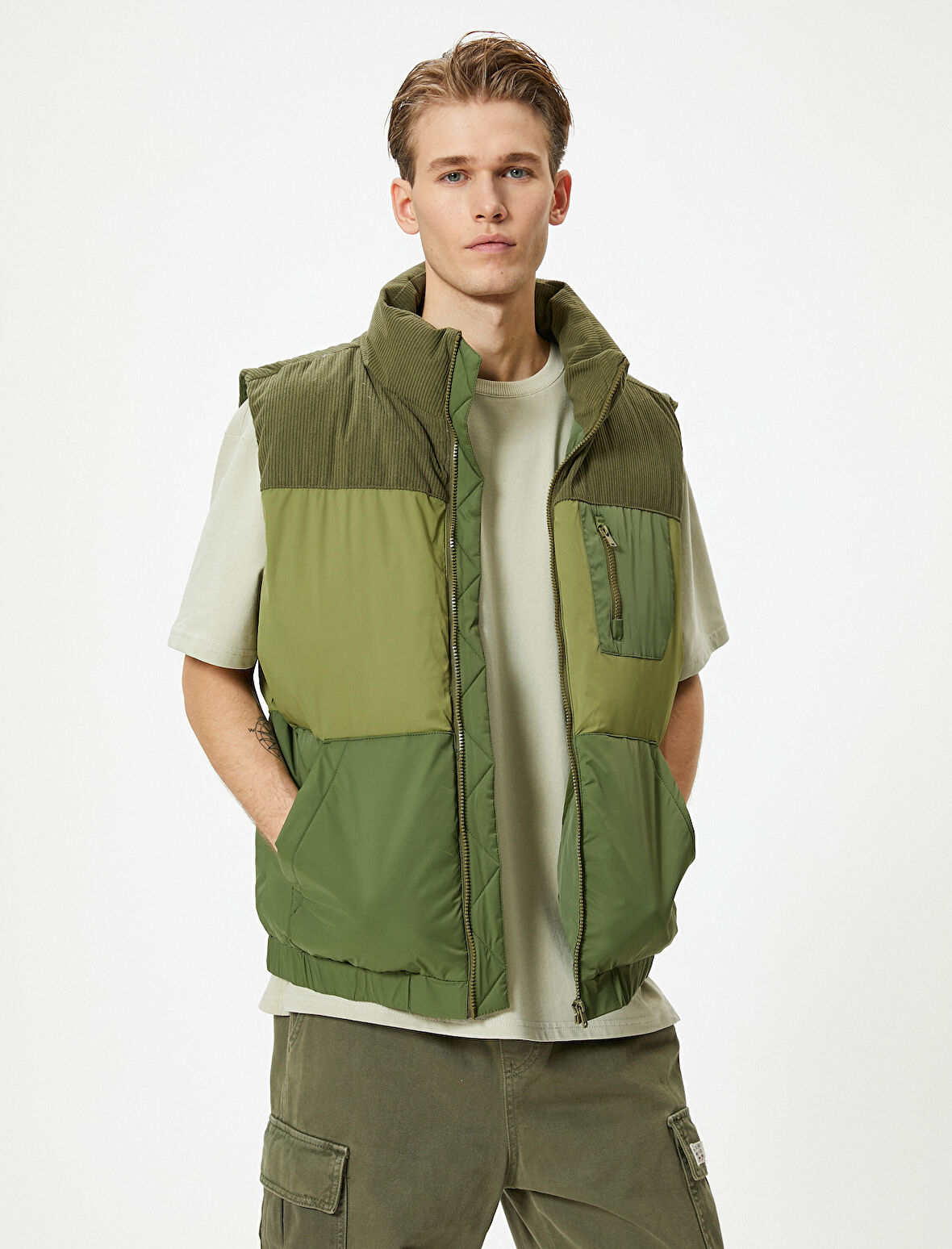 Şişme Yelek Dik Yaka Fermuarlı Çok Renkli Cep Detaylı