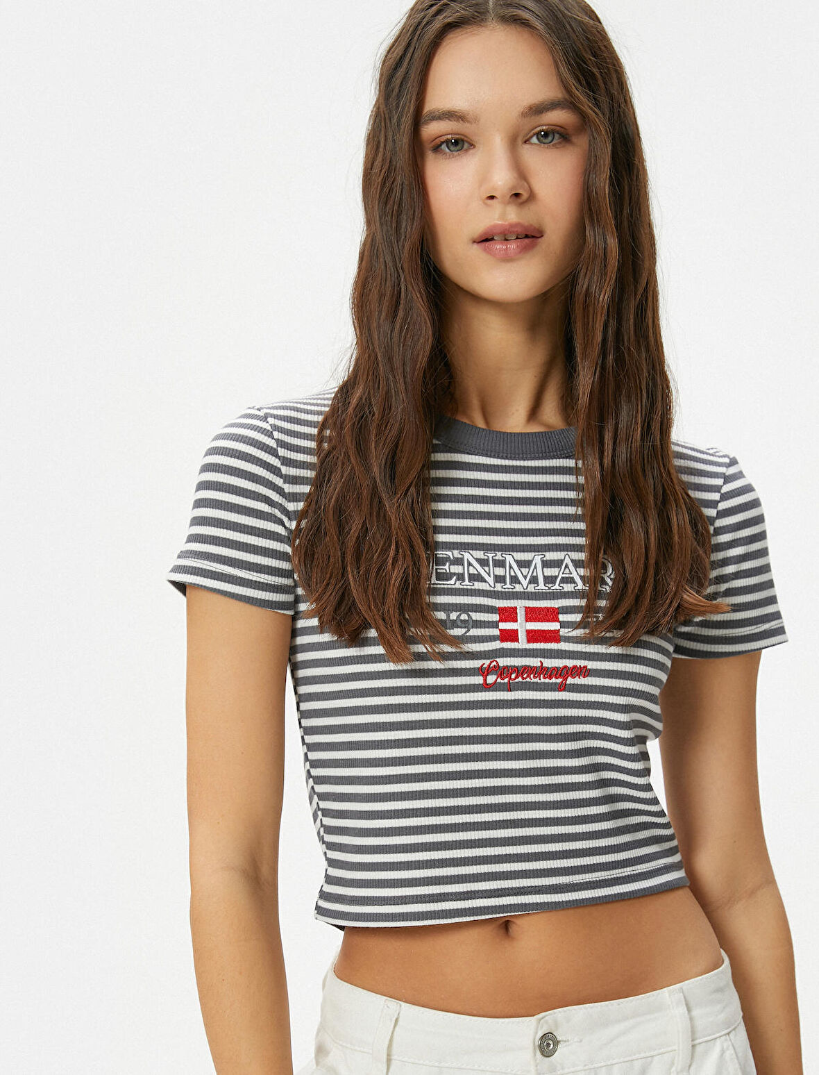 Crop Tişört Ribanalı Slim Fit İşleme Detaylı Kısa Kollu Bisiklet Yaka