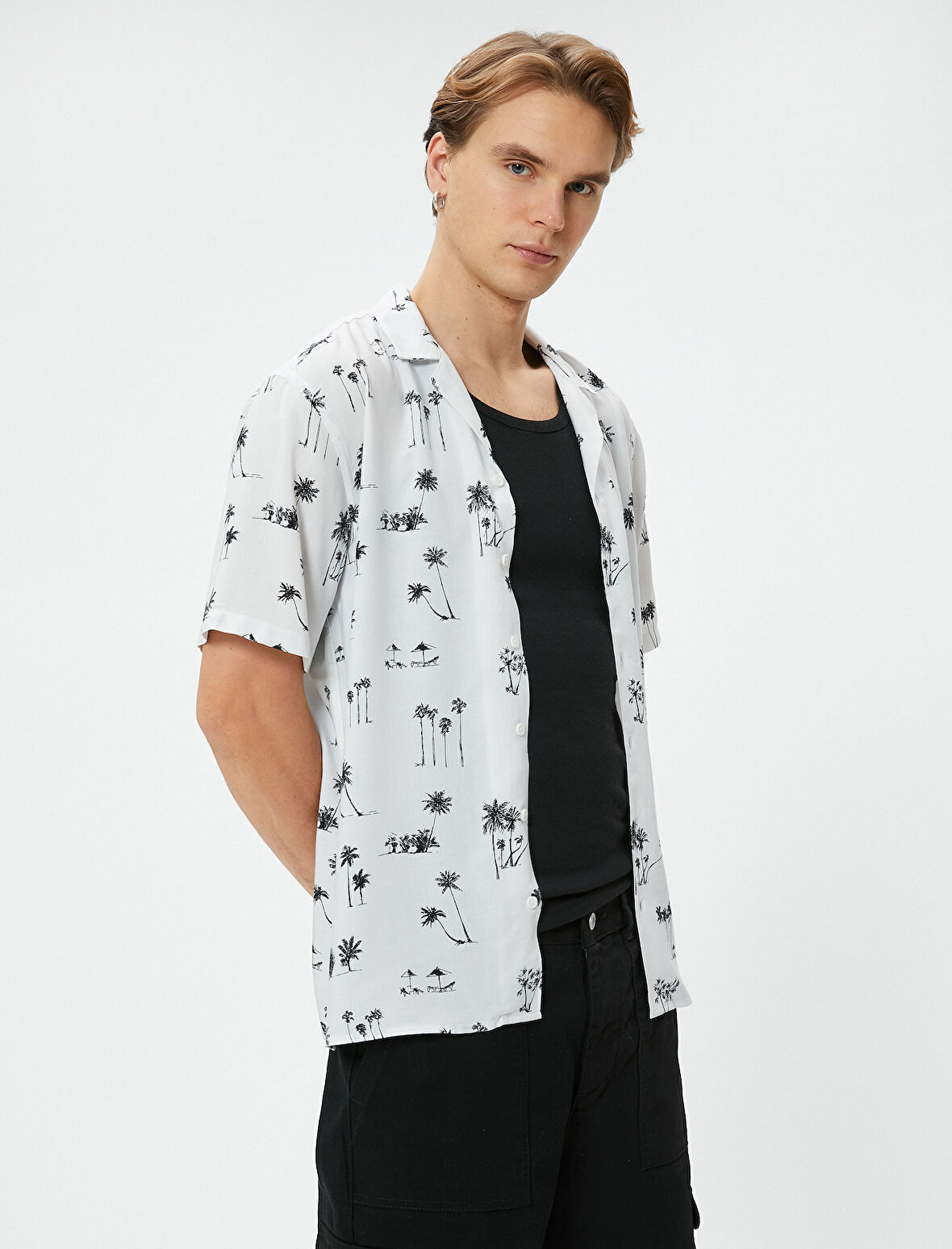 Yazlık Gömlek Palmiye Desenli Kısa Kollu Devrik Yaka Viskon