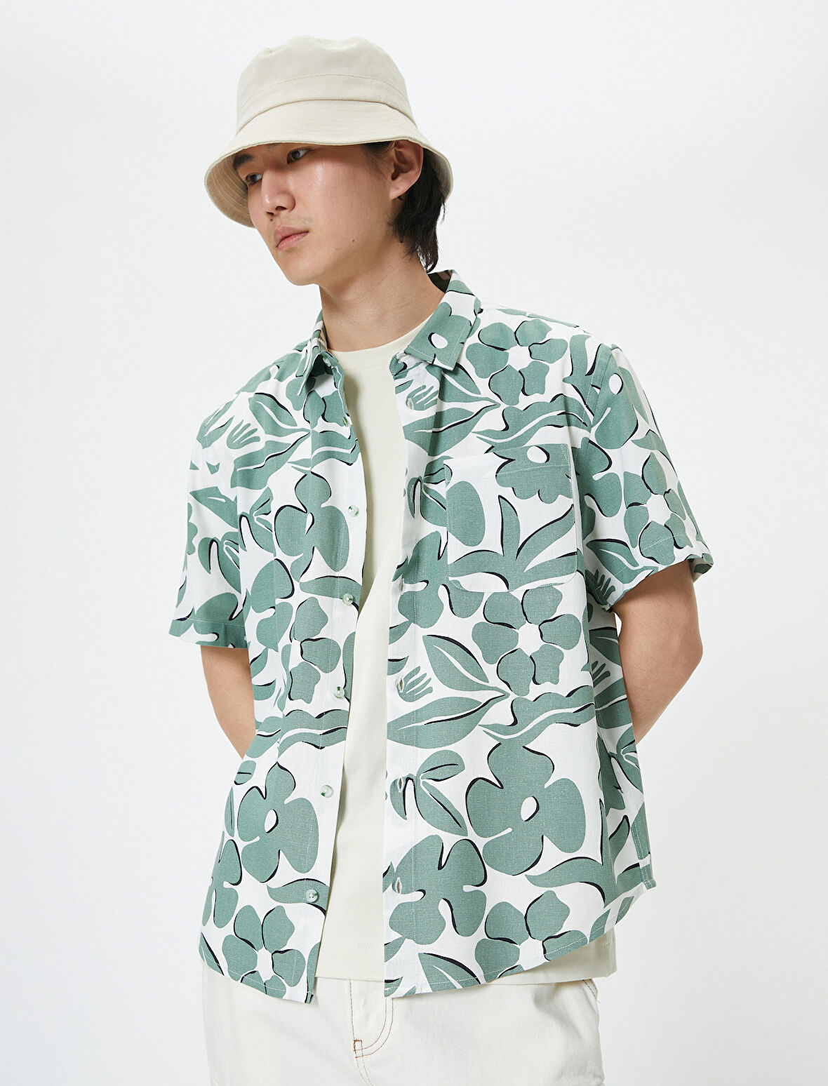 Desenli Gömlek Kısa Kollu Çiçekli Cep Detaylı Klasik Yaka Düğmeli 