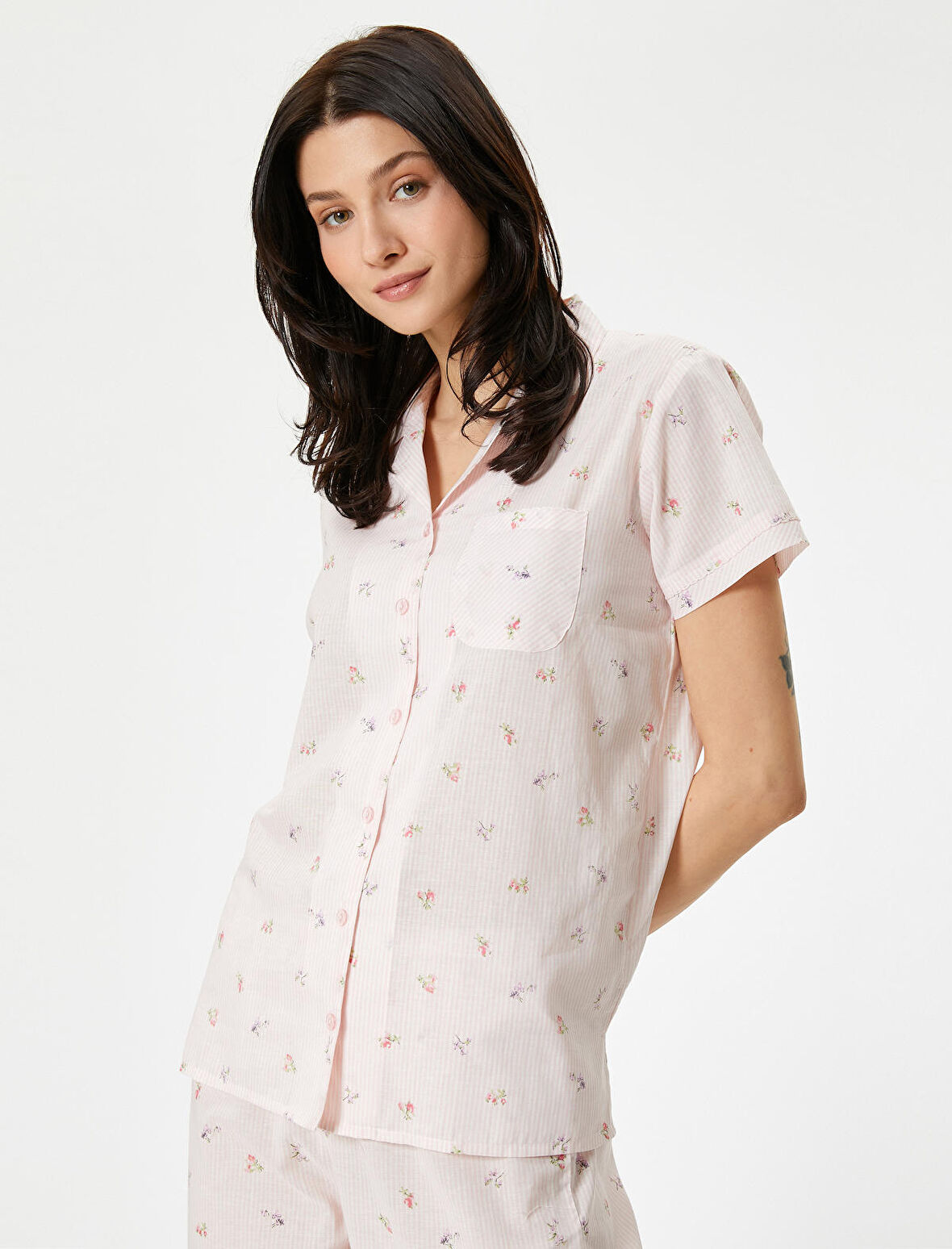 Düğmeli Pijama Üstü Çiçekli Kısa Kollu Cepli