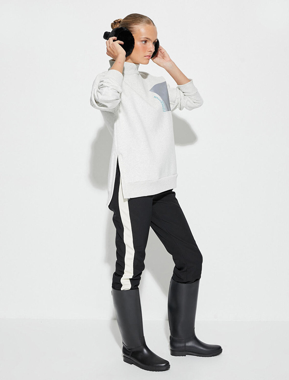 Dik Yaka Sweatshirt Baskılı Düşük Omuzlu