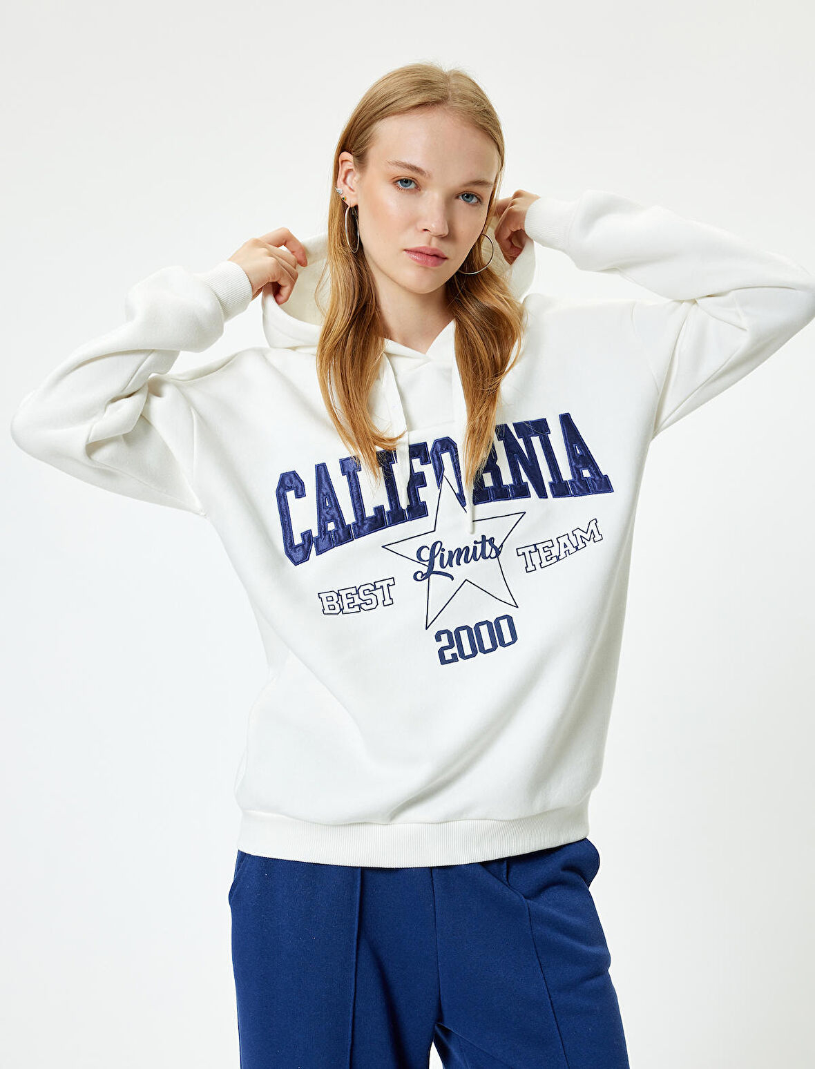 Oversize Kapüşonlu Sweatshirt Kolej İşlemeli Uzun Kollu Şardonlu