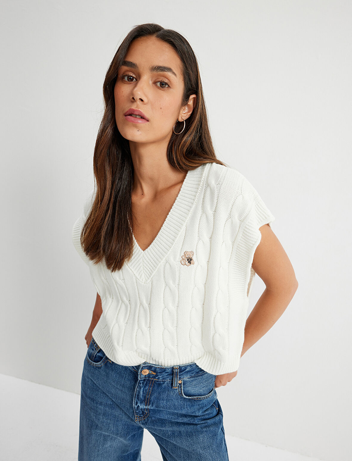 V Yaka Nakışlı Oversize Örgü Süveter