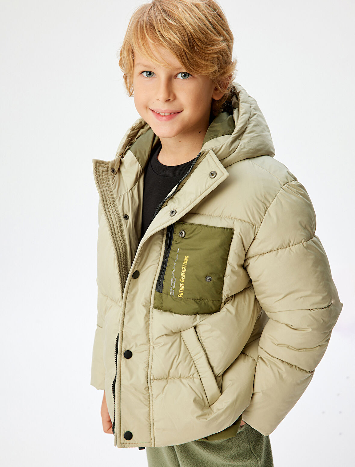 Kapşonlu Şişme Mont Rüzgar Kapaklı Ce Detaylı Aplikeli 