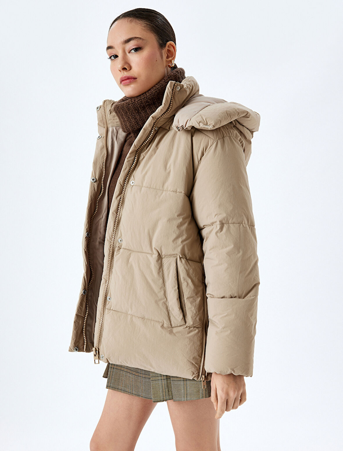 Şişme Mont Kapüşonlu Kapitoneli Fermuarlı Çıtçıt Düğmeli Cepli