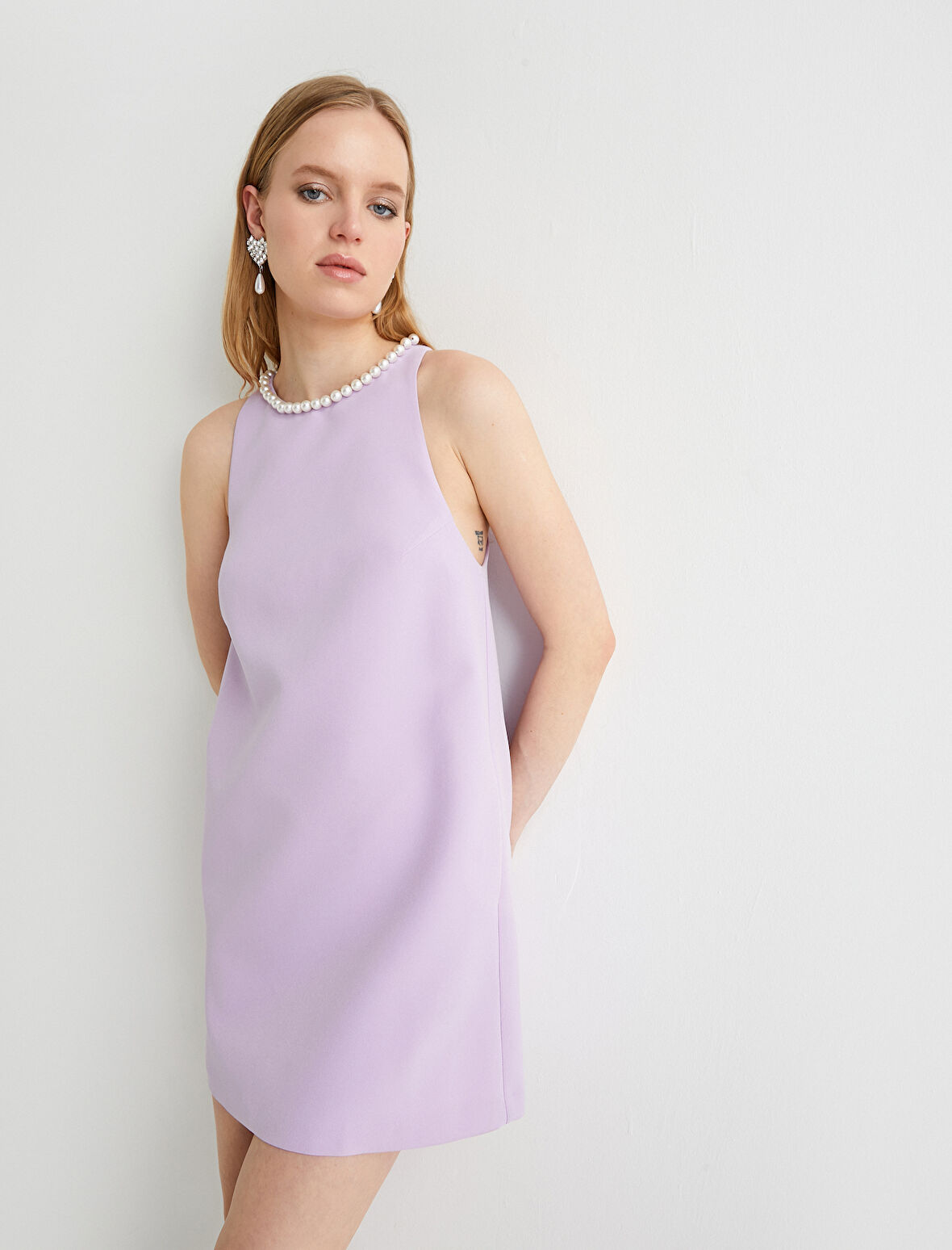 İncili Mini Elbise Halter Yaka Kolsuz Astarlı Cepli
