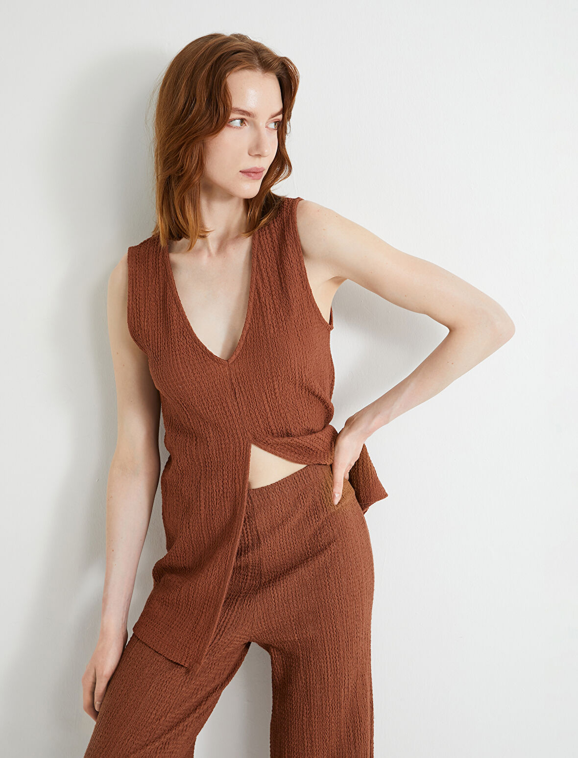 V Yaka Üst Dokulu Önden Yırtmaçlı