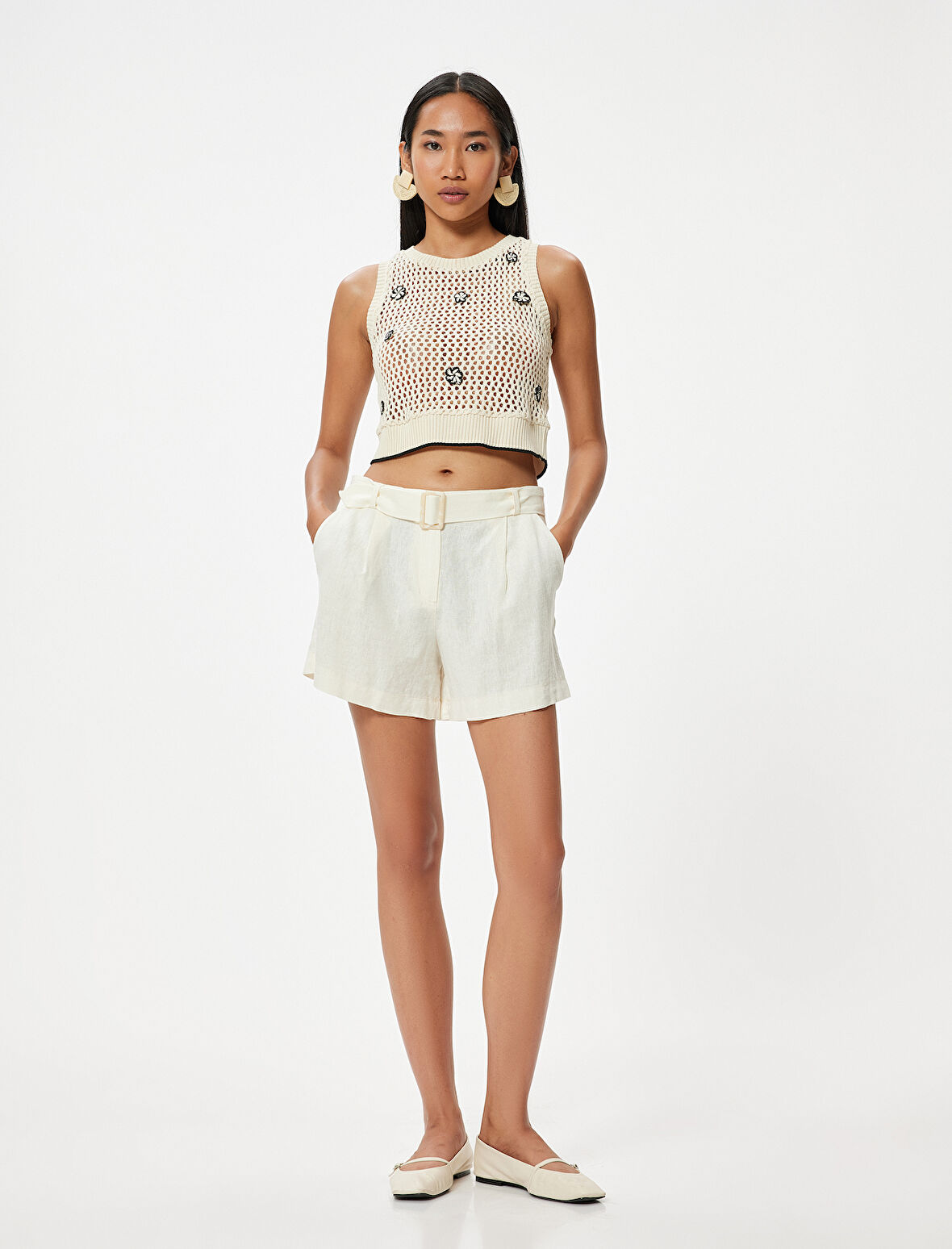 Crop Kroşe Üst Kolsuz Ajurlu Çiçek Aplikeli Yuvarlak Yaka