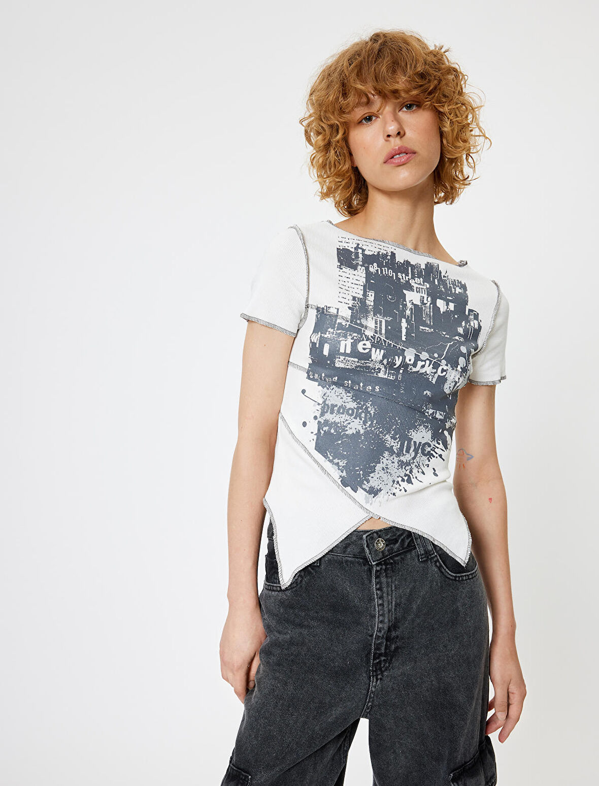 Baskılı Tişört Asimetrik Kesim Kaşkorse Bisiklet Yaka Kısa Kollu Slim Fit