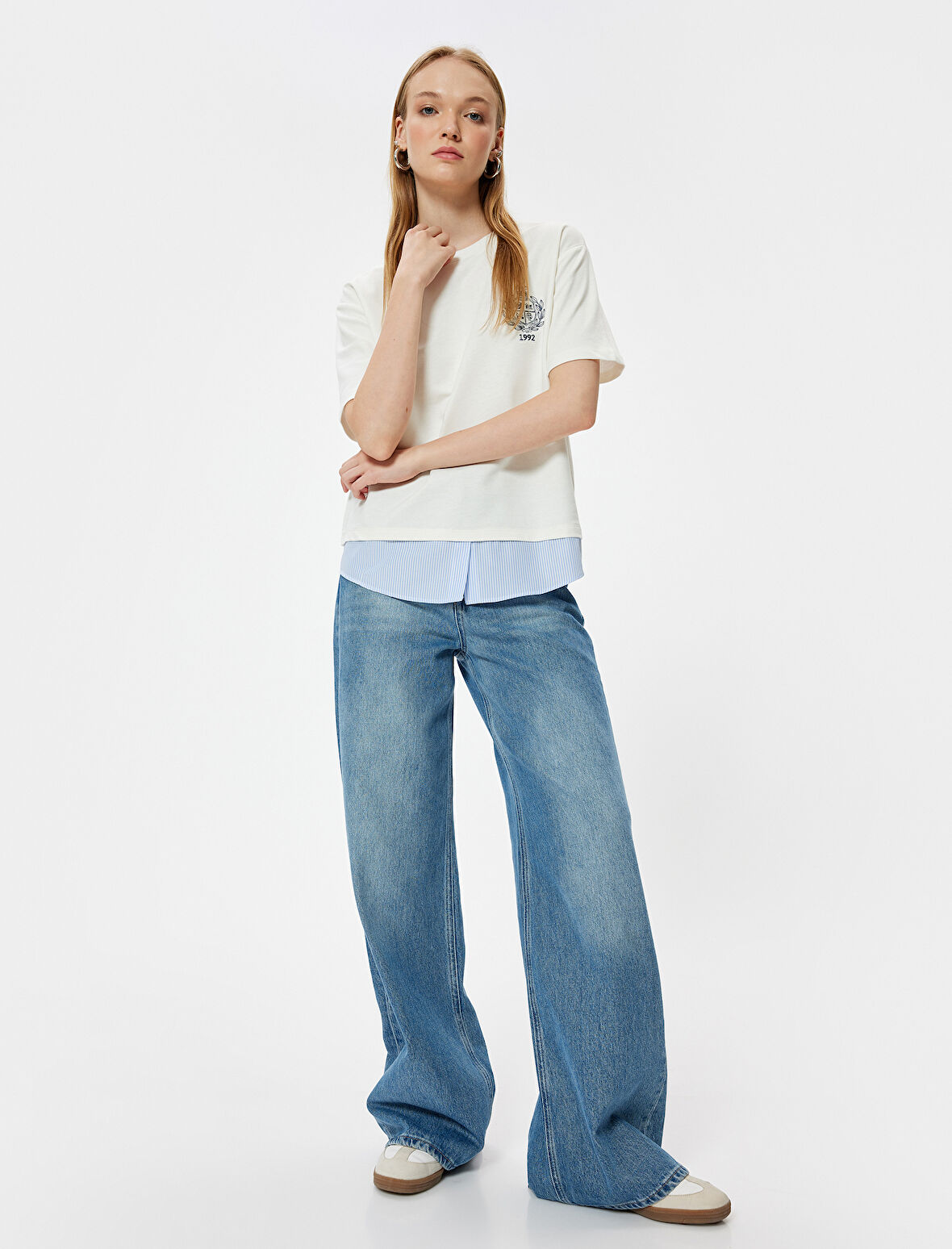 Kolej İşlemeli Tişört Bisiklet Yaka Kumaş Detaylı Kısa Kollu