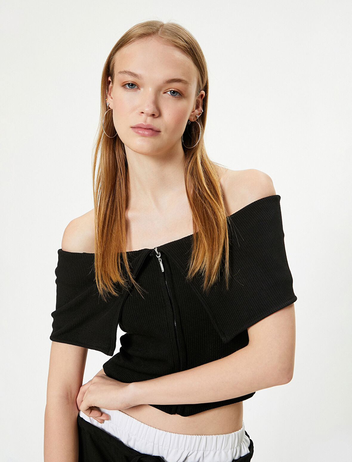 Omzu Açık Tişört Fermuarlı Kısa Kollu Fitilli Kat Detaylı Viskoz Kumaş