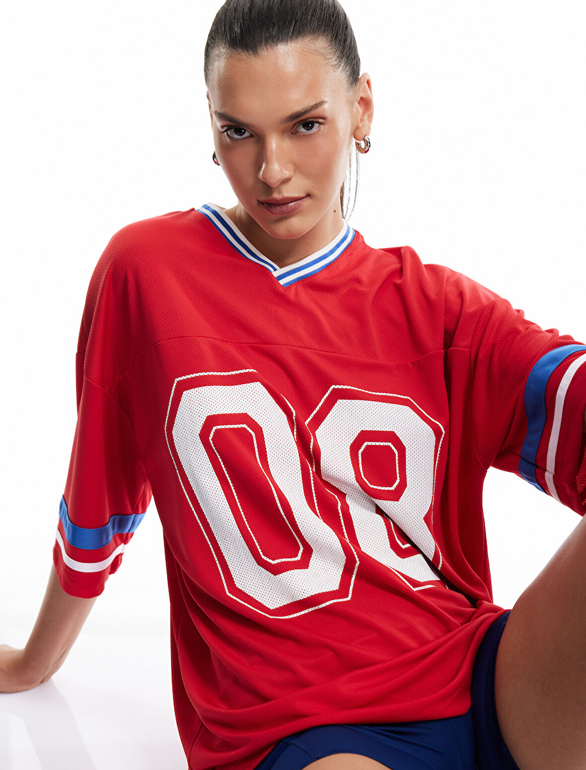 Yarım Kollu V Yaka Ribanalı Kolej Baskılı Spor Tişört