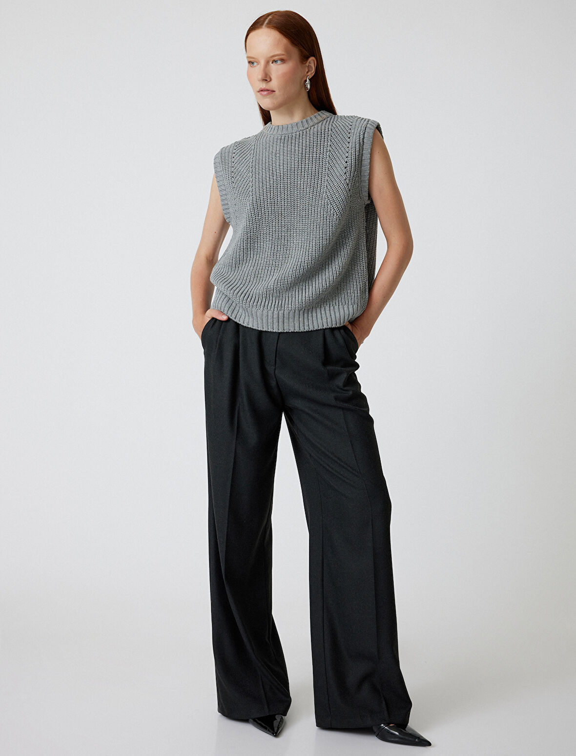 Yuvarlak Yaka Arkası Pencere Detaylı Triko Süveter