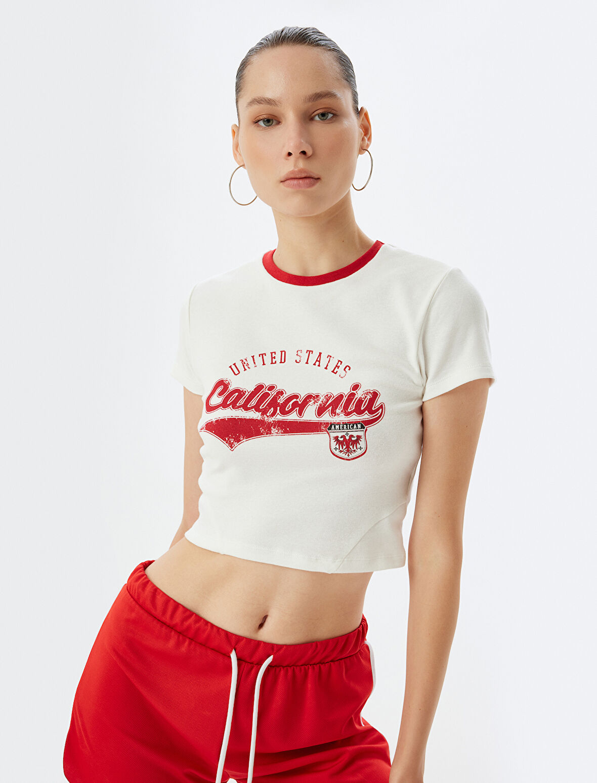 Crop Tişört Arkası Baskılı Kolej Temalı Kısa Kollu Biyeli Slim Fit