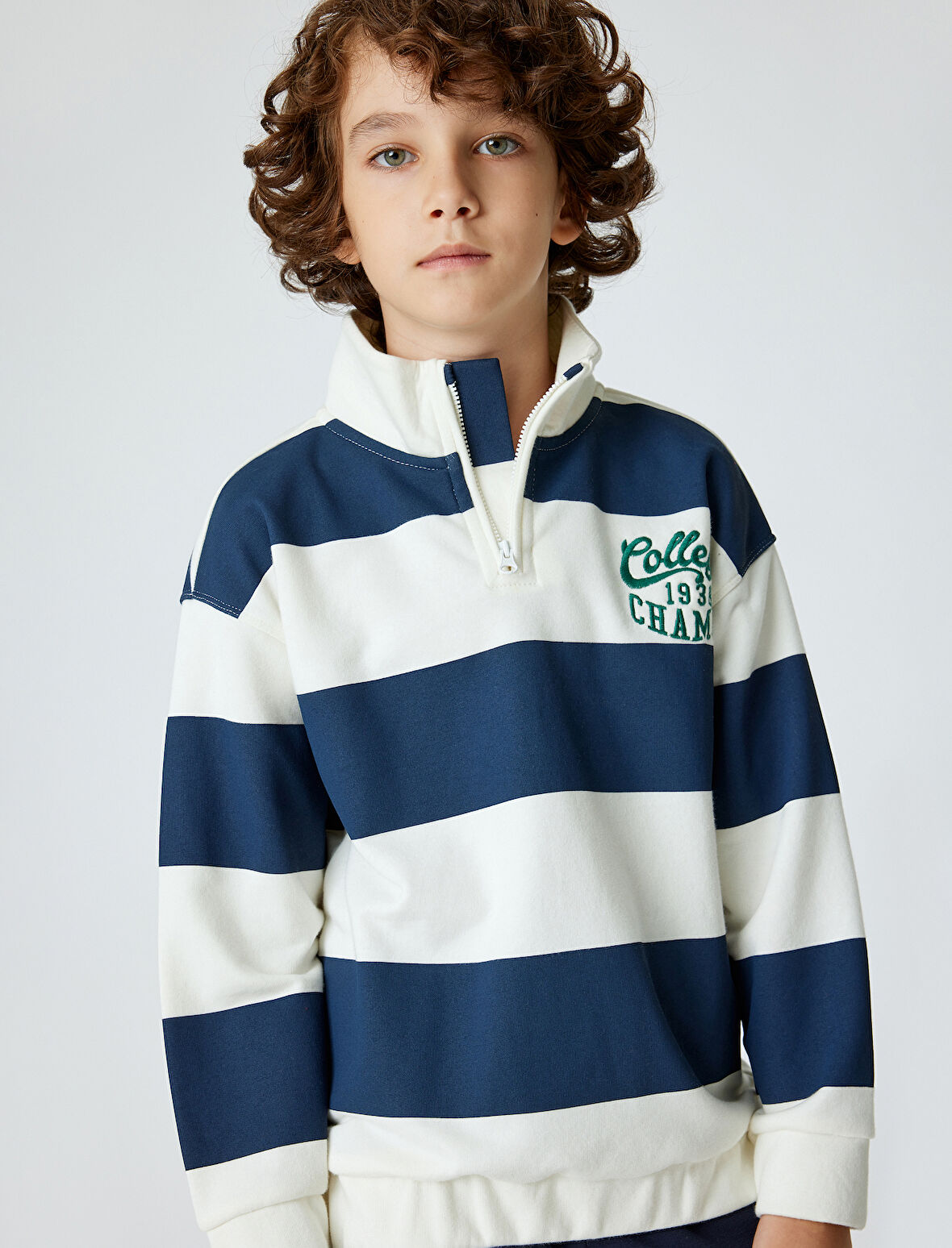 Sweatshirt Dik Yaka Yarım Fermuarlı Kolej İşlemeli 