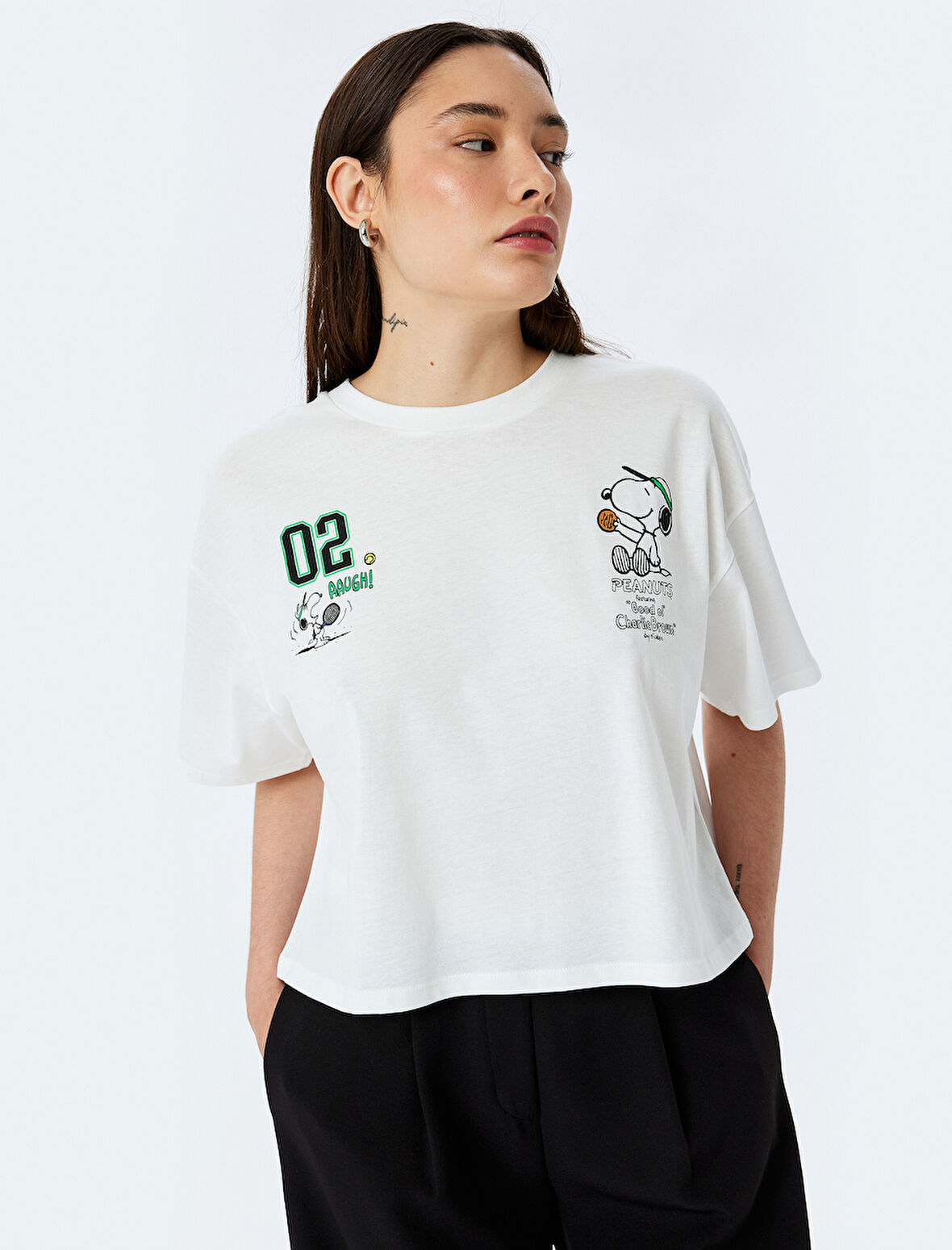 Snoopy Lisanslı Bisiklet Yaka Kısa Kollu Arkası Baskılı Crop Tişört