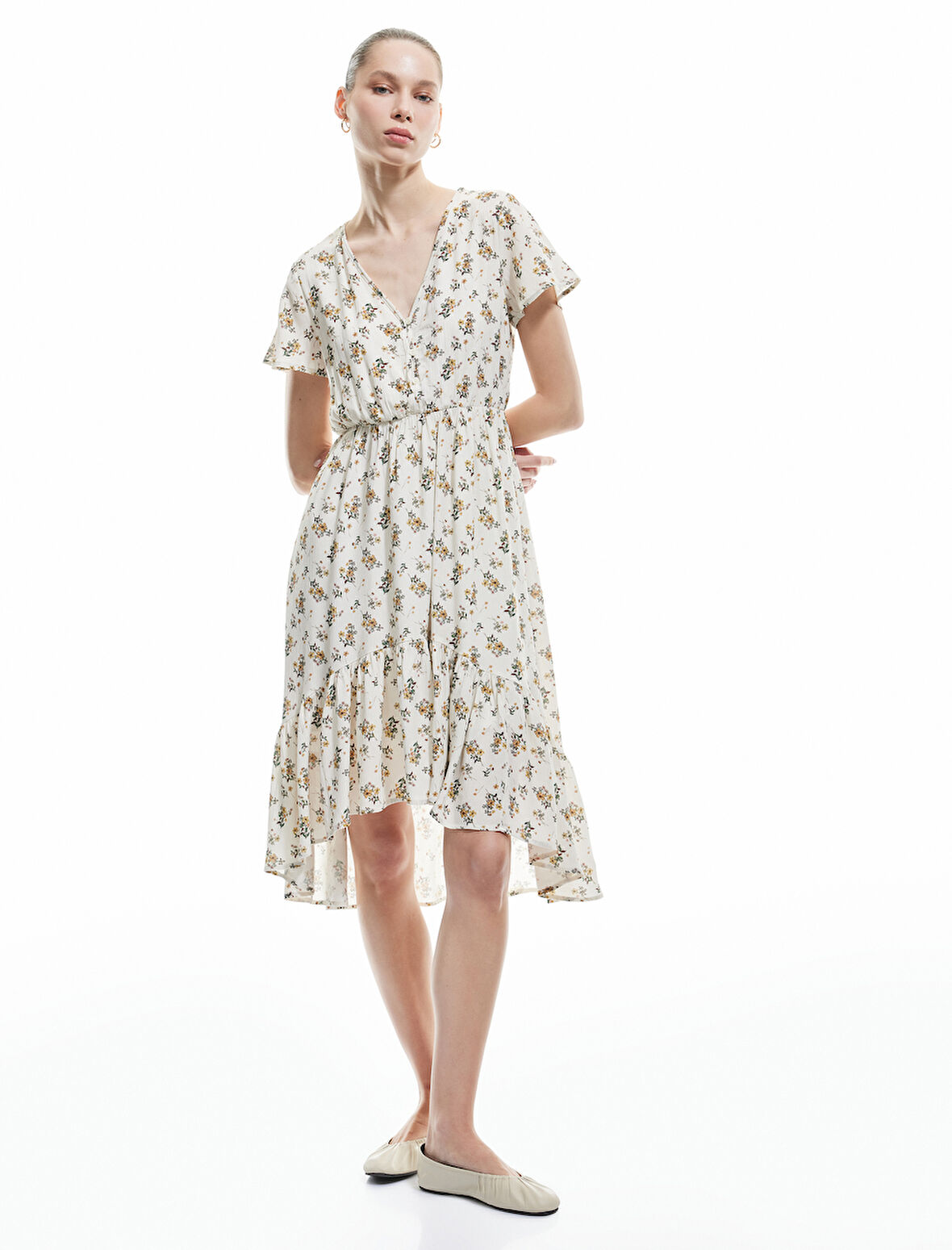 V Yaka Asimetrik Kısa Kollu Volanlı Düğmeli Viskon Çiçekli Midi Elbise