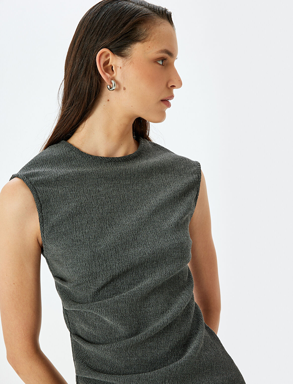 Yuvarlak Yaka Drape Detaylı Asimetrik Kolsuz Tişört