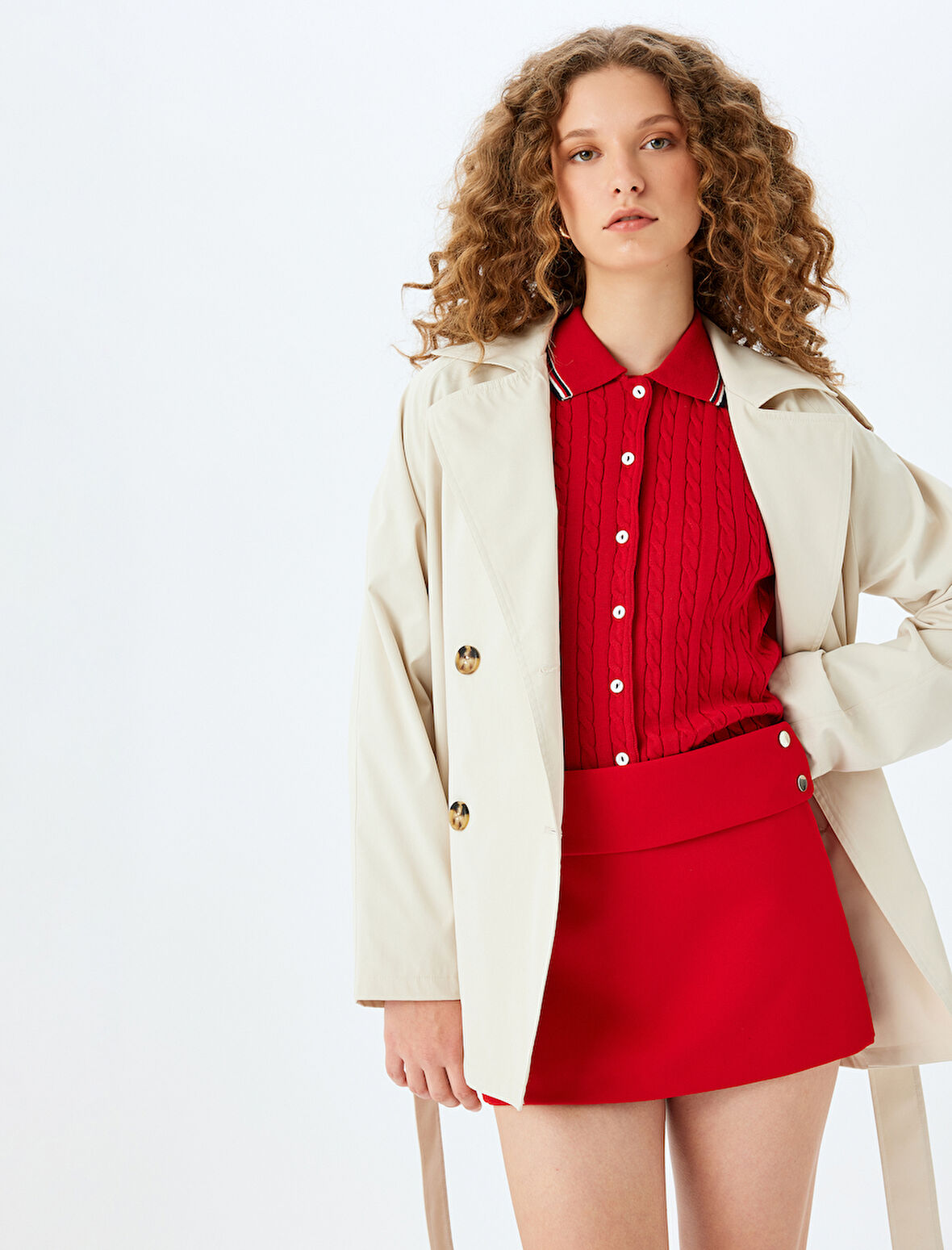 Kruvaze Yaka Düğmeli Kemerli Cep Detaylı Kısa Trençkot