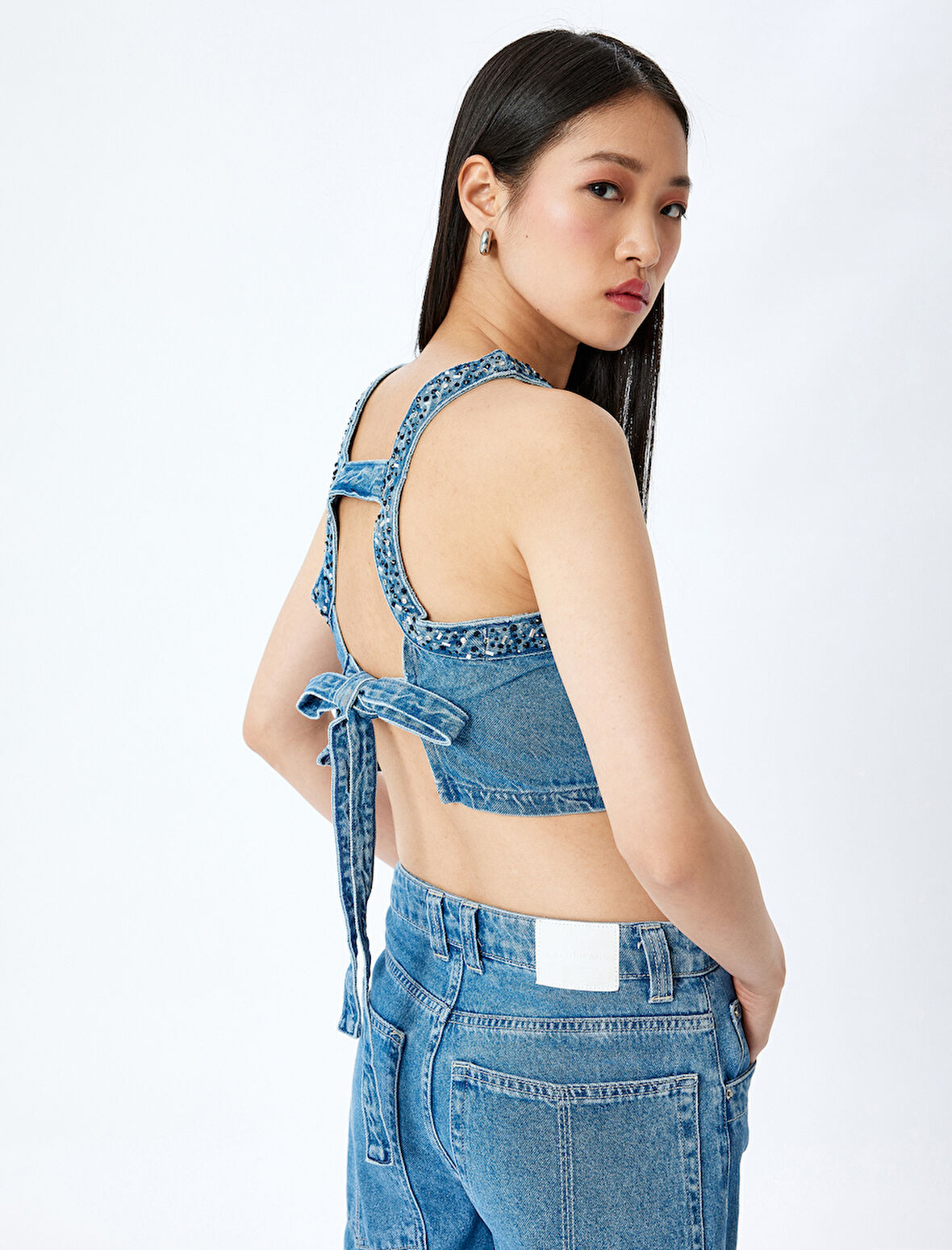 Taş Detaylı Sırtı Bağcıklı Crop Kolsuz Denim Bluz