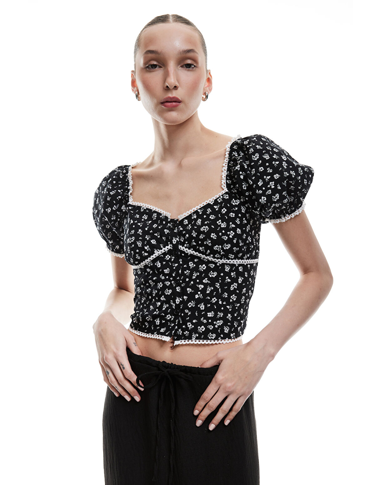 Kalp Yaka Kısa Balon Kollu Çiçekli Crop Bluz