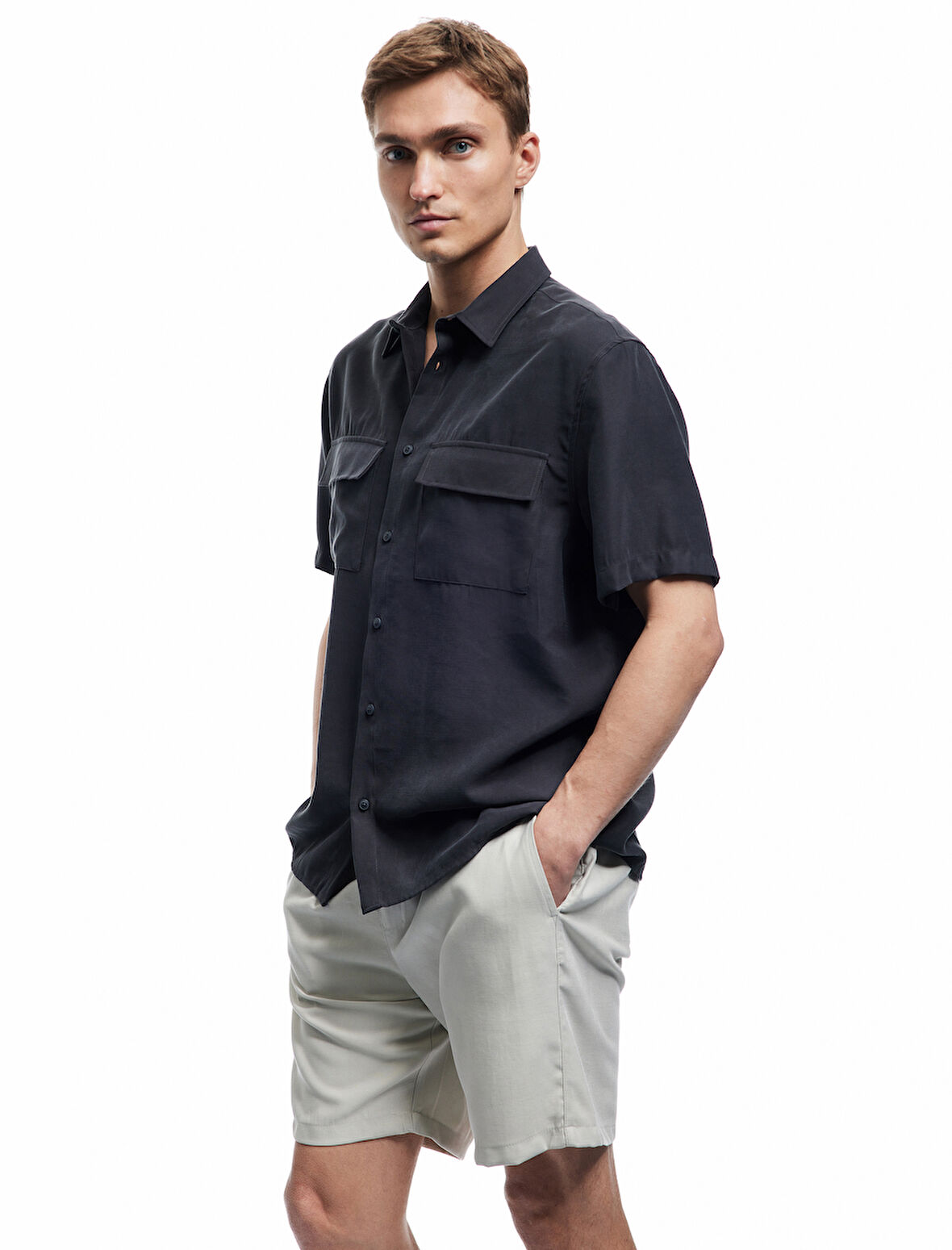 Düğmeli Klasik Yaka Kapaklı Cep Detaylı Rayon Regular Fit Viskon Kısa Kollu Gömlek