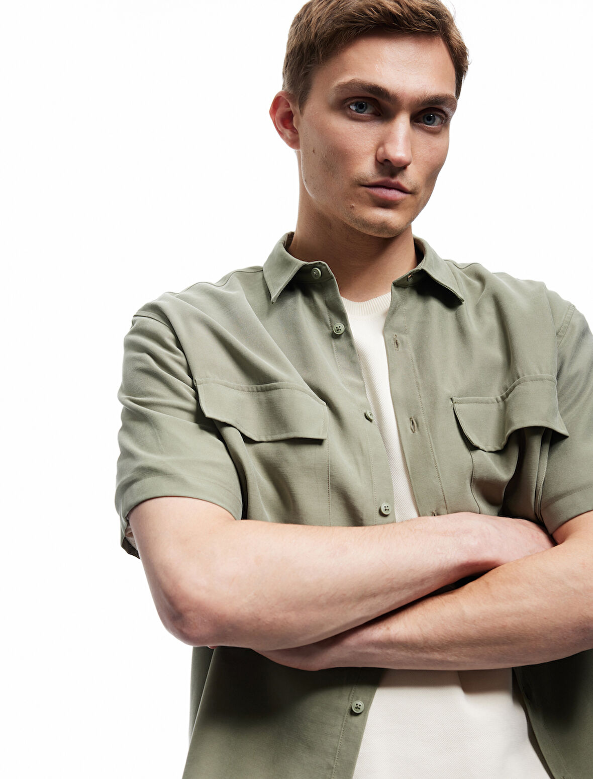 Düğmeli Klasik Yaka Kapaklı Cep Detaylı Rayon Regular Fit Viskon Kısa Kollu Gömlek