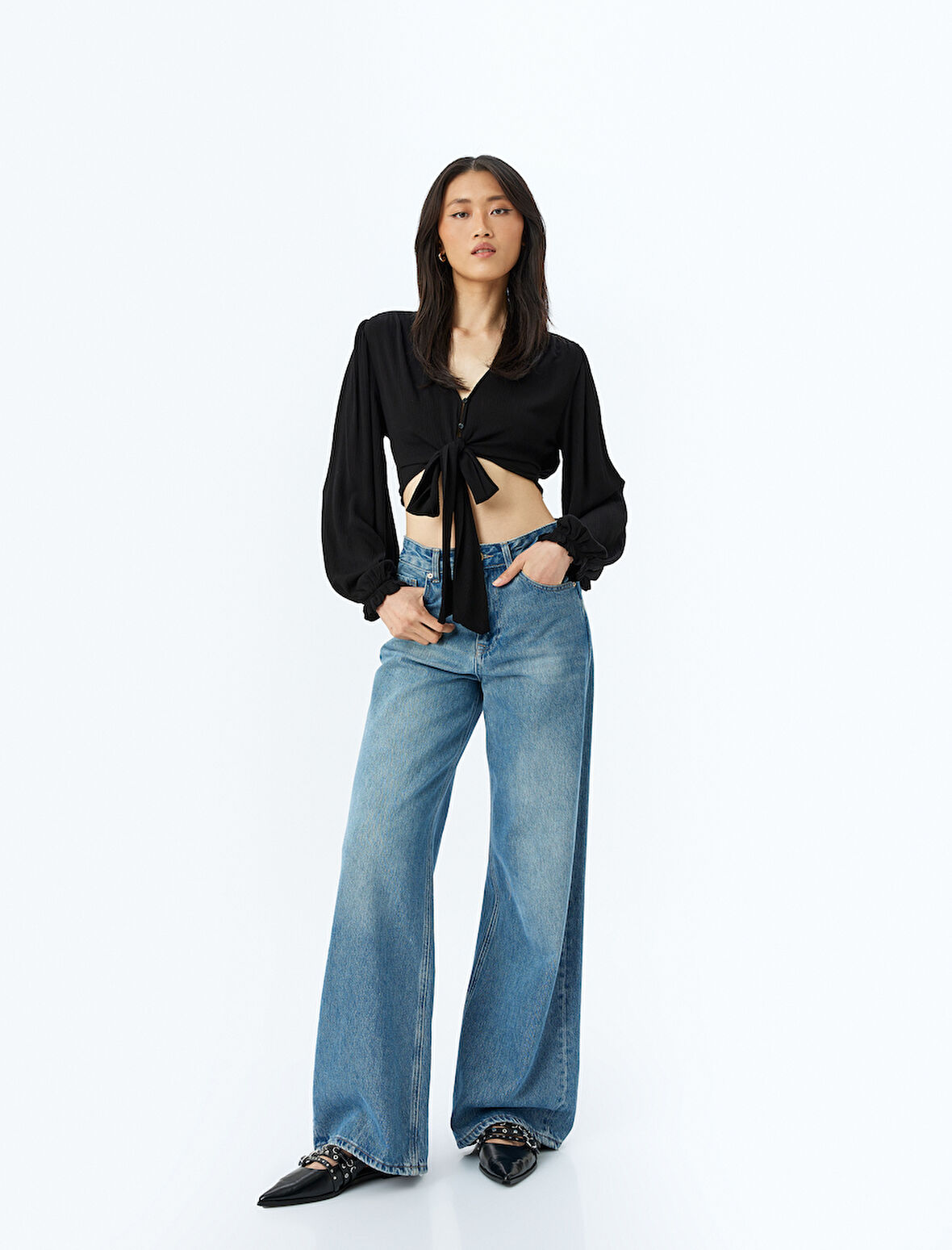 Uzun Kollu Önden Bağlama Detaylı Düğmeli Viskon Crop Bluz