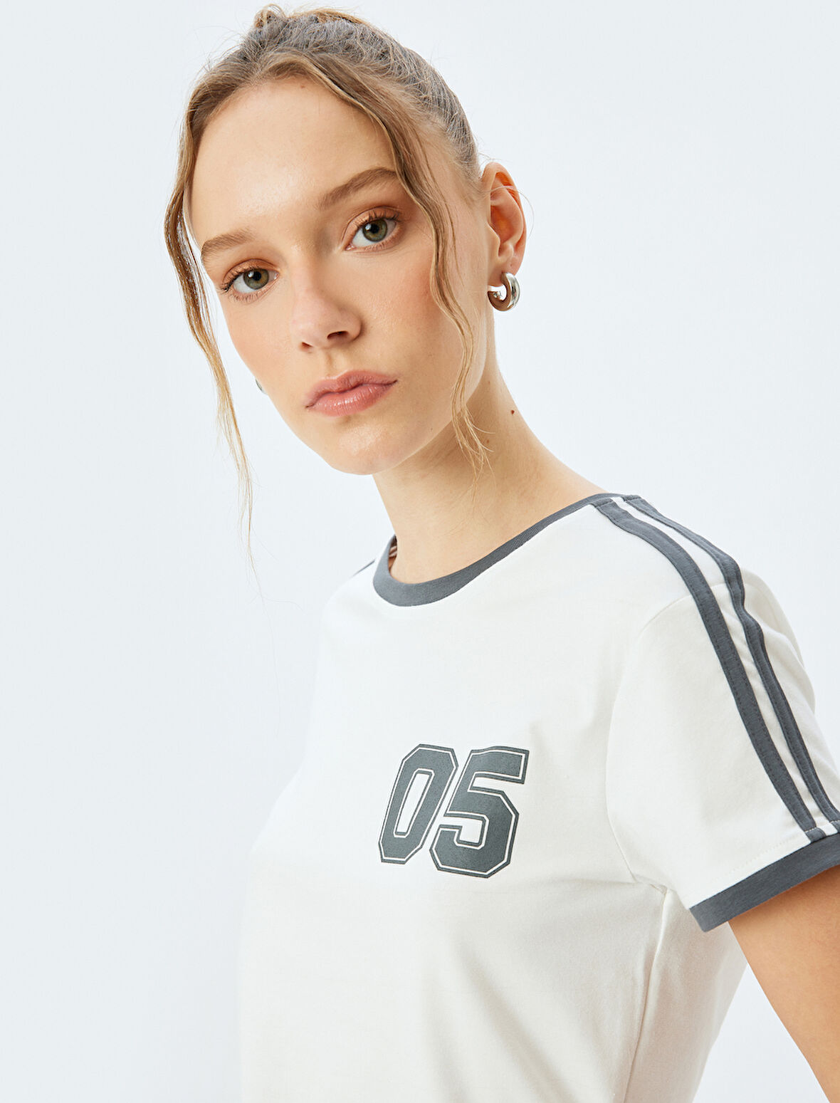 Bisiklet Yaka Biyeli Kısa Kollu Kolej Baskılı Slim Fit Tişört