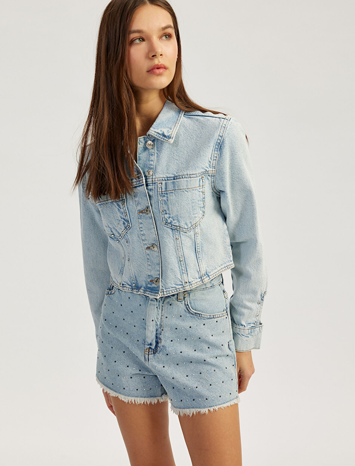 Taş Detaylı Düğmeli Rahat Kalıp Denim Şort